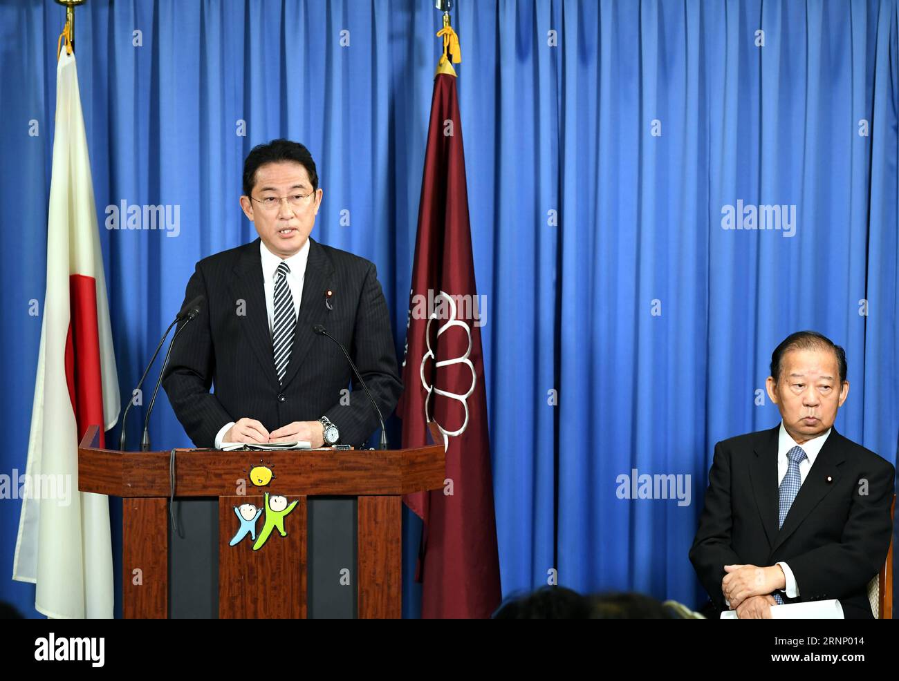 (170803) -- TOKIO, 3. August 2017 -- Fumio Kishida (L), Japans scheidender Außenminister und neuer Leiter des Policy Research Council der Liberal Democratic Party, spricht während einer Pressekonferenz in Tokio, Japan, am 3. August 2017 vor den Medien. Der japanische Premierminister Shinzo Abe ernannte am Donnerstag Veteranen-Verbündete, die ihm nahe stehen, zu Schlüsselrollen innerhalb der herrschenden Liberal Democratic Party (LDP), um die historisch niedrigen öffentlichen Unterstützungsquoten zu stärken und gleichzeitig die parteipolitischen Einflüsse innerhalb der Partei auszugleichen. ) (Jmmn) JAPAN-TOKIO-POLITIKKABINETT MaxPing PUBLICATIONxNOTxINxCHN Tokio 3. August 2017 Fumio Kis Stockfoto