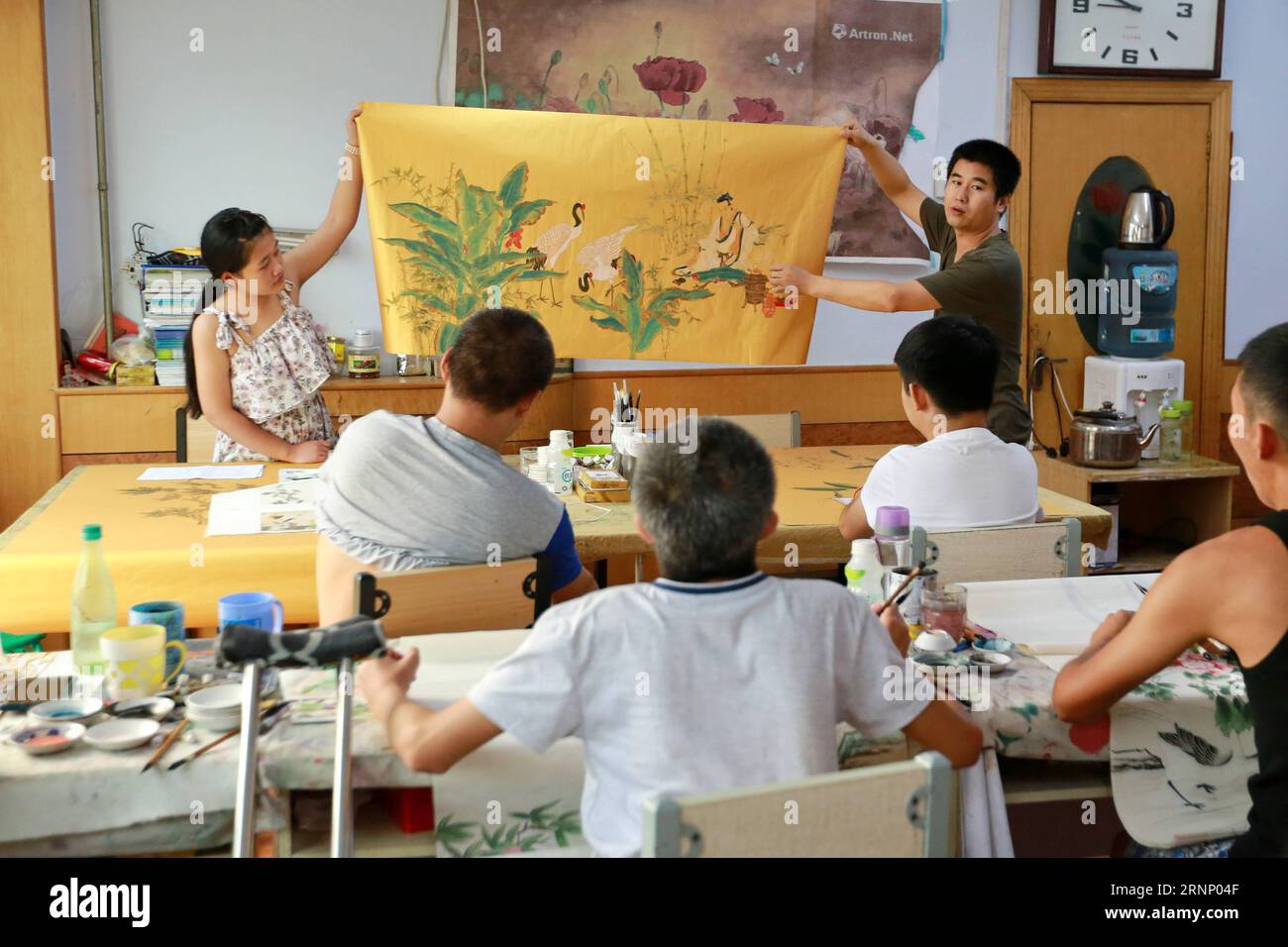 (170803) -- HENGSHUI, 3. August 2017 -- behinderte Schüler lernen traditionelle chinesische Malerei in der Stadt Hengshui, nordchinesische Provinz Hebei, 2. August 2017. Im letzten Jahr wurde im Hexi Subdistrikt des Taocheng Bezirks in Hengshui ein Zentrum für Unternehmergeist für Behinderte eingerichtet, um behinderten Menschen Malerfähigkeiten und Arbeitsberatung zu bieten. ) (zx) CHINA-HEBEI-EMPLOYMENT-DISABLED PEOPLE (CN) MuxYu PUBLICATIONxNOTxINxCHN Hengshui 3. August 2017 BEHINDERTE Studenten lernen traditionelle chinesische Malerei in der Stadt Hengshui Nordchina Provinz S Hebei 2. August 2017 an Entrepreneurship Centr Stockfoto