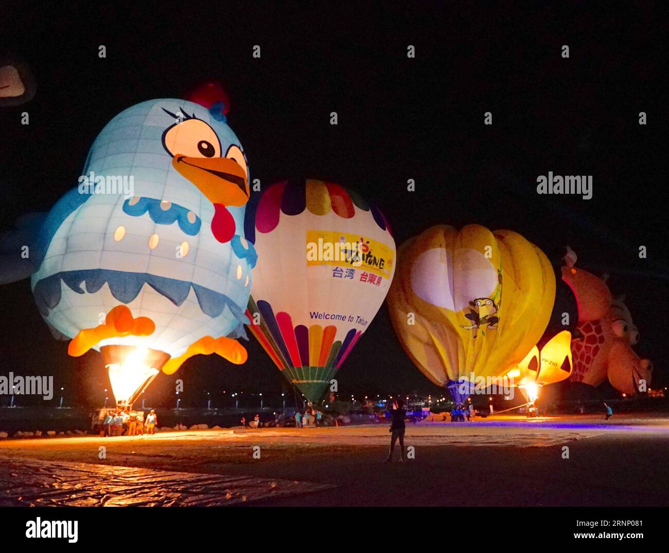 (170803) -- TAITUNG, 3. August 2017 -- Heißluftballons verschiedener Formen werden während eines Ballonfestivals in Taitung, Taiwan im Südosten Chinas, 2. August 2017 gesehen. ) (zx) CHINA-TAITUNG-BALLON FESTIVAL (CN) ZhouxMi PUBLICATIONxNOTxINxCHN TAITUNG 3. August 2017 Heißluftballons verschiedener Formen sind Seen während eines Ballonfestivals in TAITUNG Südostchina S TAIWAN 2. August 2017 ZX China TAITUNG Balloon Festival CN ZhouxMi PUNOBLATINxCHNxCHN Stockfoto