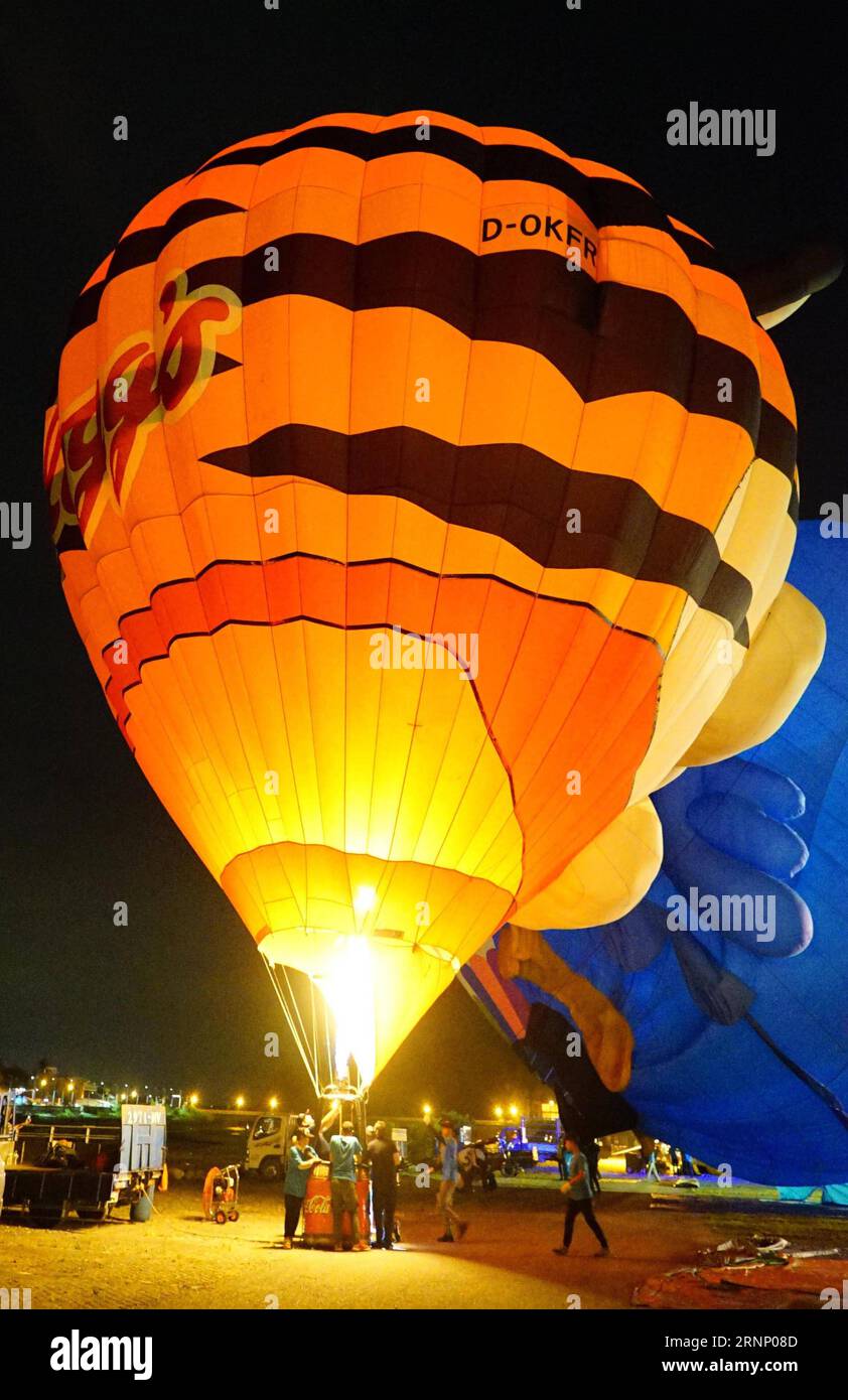 (170803) -- TAITUNG, 3. August 2017 -- Mitarbeiter blasen einen Heißluftballon während eines Ballonfestivals in Taitung, Südostchinas Taiwan, 2. August 2017 auf. ) (zx) CHINA-TAITUNG-BALLOON FESTIVAL (CN) ZhouxMi PUBLICATIONxNOTxINxCHN TAITUNG 3. August 2017 Mitarbeiter blasen einen Heißluftballon während eines Ballonfestivals in TAITUNG Südostchina S TAIWAN 2. August 2017 ZX China TAITUNG Balloon Festival CN ZhouxMi PUICATIOxCHINxCHINXTXTXN Stockfoto
