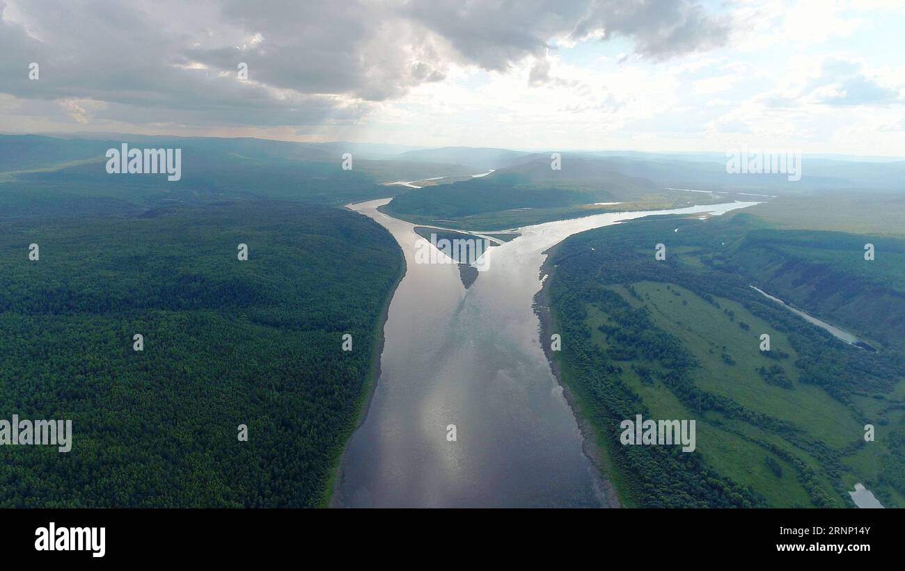 (170805) -- HARBIN, 5. Aug. 2017 -- Foto vom 1. Aug. 2017 zeigt den Ergune River mit einem weiteren Zufluss, der in den Heilongjiang River im Mohe County, nordöstliche chinesische Provinz Heilongjiang fließt. )(wsw) CHINA-HEILONGJIANG RIVER-LANDSCHAFT (CN) WangxKai PUBLICATIONxNOTxINxCHN Harbin 5. August 2017 Foto aufgenommen AM 1. August 2017 zeigt Ergune River mit einem weiteren Zufluss in den Heilongjiang River im Mohe County Nordosten Chinas S Heilongjiang Provinz WSW China Heilongjiang River Landschaft CN WangxKai PUBLTXINN Stockfoto