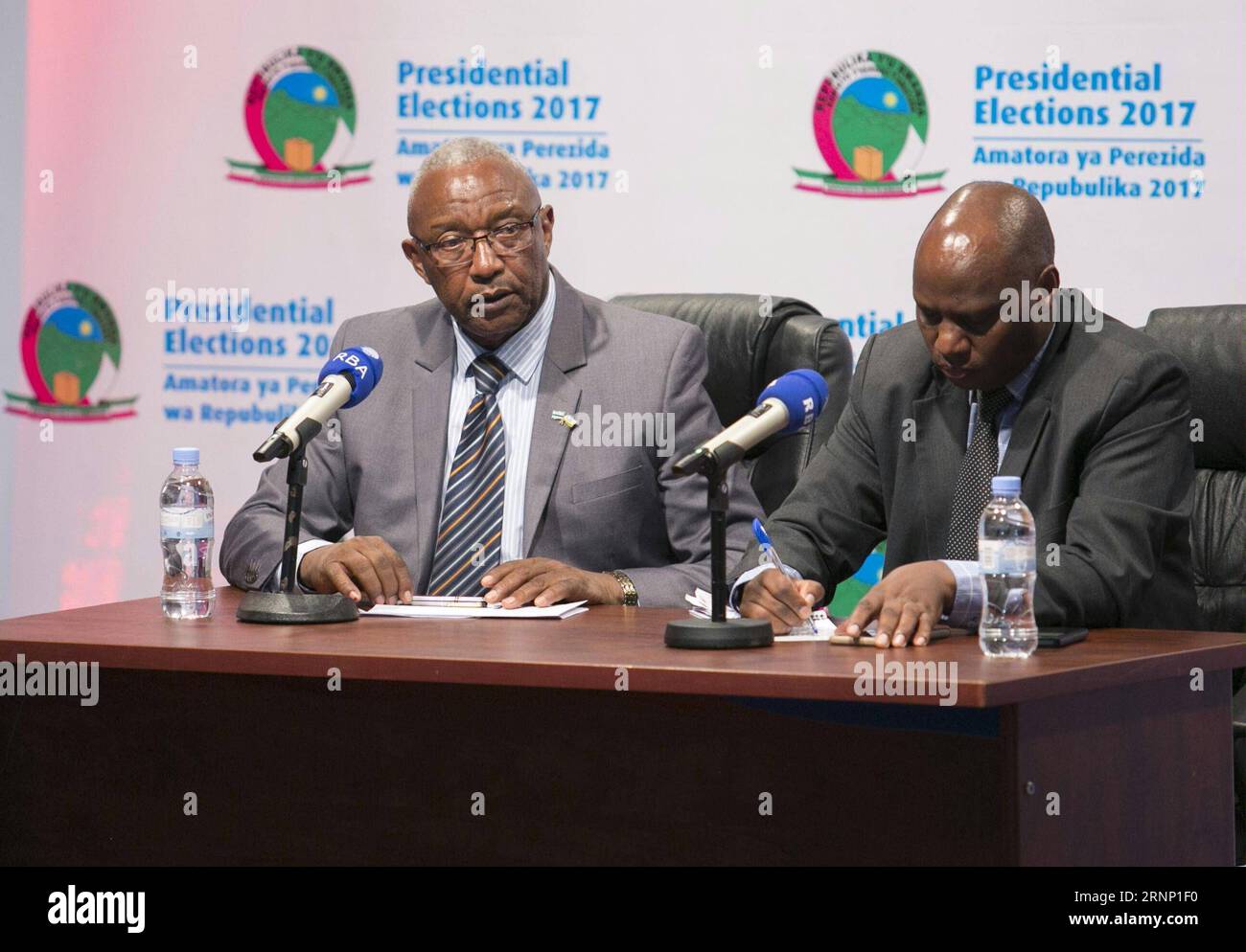 (170806) -- KIGALI, 6. August 2017 -- Kalisa Mbanda(L), Vorsitzende der Ruandischen Nationalen Wahlkommission (NEC), spricht auf einer Pressekonferenz in Kigali, der Hauptstadt Ruandas, am 5. August 2017. Am Samstag erklärte die NEC Paul Kagame zum Sieger der Präsidentschaftswahlen und verwies auf die vorläufigen Ergebnisse. )(gl) RUANDA-KIGALI-PRÄSIDENTSCHAFTSWAHLEN-VORLÄUFIGE ERGEBNISSE GabrielxDusabe PUBLICATIONxNOTxINxCHN Kigali 6. August 2017 Kalisa l Vorsitzender der Nationalen Wahlkommission Ruandas NEC spricht AUF einer Pressekonferenz in der ruandischen Hauptstadt Kigali AM 5. August 2017 NEC erklärte Paul Kagame zum Th Stockfoto