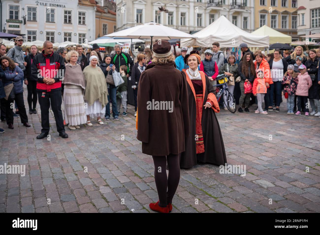 Traditionelle Tanzvorstellung auf dem Rathausplatz, mittelalterliches Festival - Tallinn, Estland Stockfoto