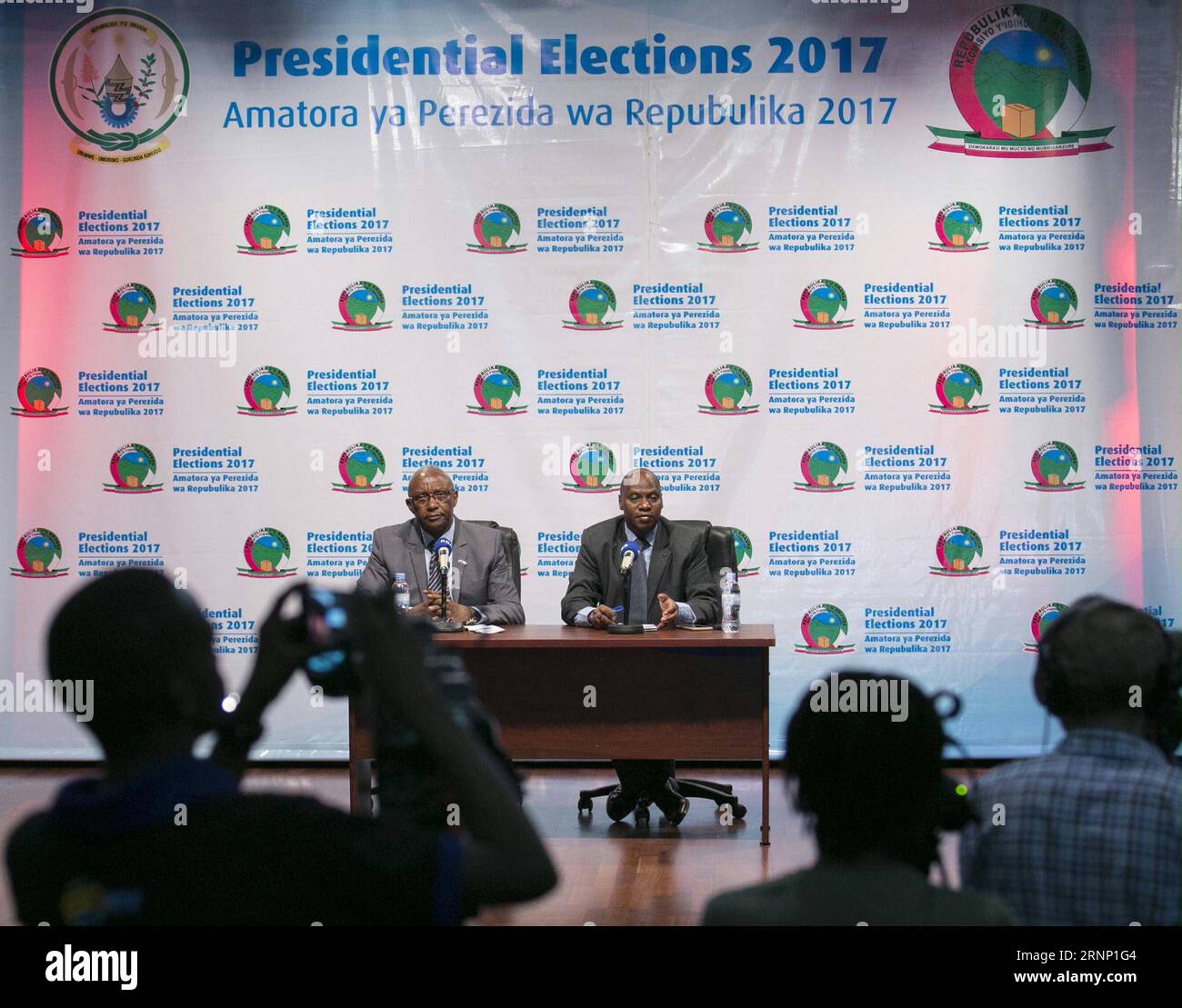 (170806) -- KIGALI, 6. August 2017 -- Kalisa Mbanda(L), Vorsitzende der Ruandischen Nationalen Wahlkommission (NEC) und Exekutivsekretär von NEC Charles Munyaneza (R), nimmt am 5. August 2017 an einer Pressekonferenz in Kigali, der Hauptstadt Ruandas, Teil. Am Samstag erklärte die NEC Paul Kagame zum Sieger der Präsidentschaftswahlen und verwies auf die vorläufigen Ergebnisse. )(gl) RUANDA-KIGALI-PRÄSIDENTSCHAFTSWAHLEN-VORLÄUFIGE ERGEBNISSE GabrielxDusabe PUBLICATIONxNOTxINxCHN Kigali 6. August 2017 Kalisa l Vorsitzende der Nationalen Wahlkommission Ruandas NEC und Exekutivsekretär von NEC Charles r nehmen an einer Pressekonferenz Teil Stockfoto