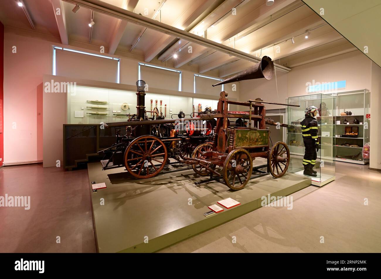 Wien, Österreich. Historische Feuerwehrfahrzeuge im Technikmuseum Wien. In der vorderen Feuerlöschmaschine Sulldorf 1742-1791 Stockfoto