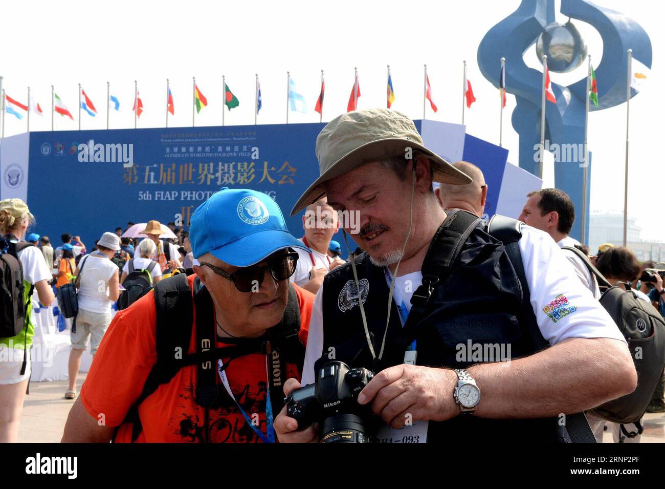 (170808) -- JINAN, 8. August 2017 -- ausländische Fotografen prüfen Fotos während der Eröffnungszeremonie des 5. FIAP-Fototreffens in Jinan, ostchinesische Provinz Shandong, 8. August 2017. Mehr als 300 Fotografen und Tausende von Gästen nahmen an der Eröffnungszeremonie am Dienstag Teil. Das Treffen dauert eine Woche. ) (lx) CHINA-SHANDONG-FIAP PHOTO MEETING(CN) FengxJie PUBLICATIONxNOTxINxCHN Jinan 8. August 2017 ausländische Fotografen Überprüfen Sie Fotos während der Eröffnungszeremonie des 5. Fototreffens in Jinan Ostchina, Provinz S Shan Dong, 8. August 2017 mehr als 300 Fotografen und Tausende von Stockfoto