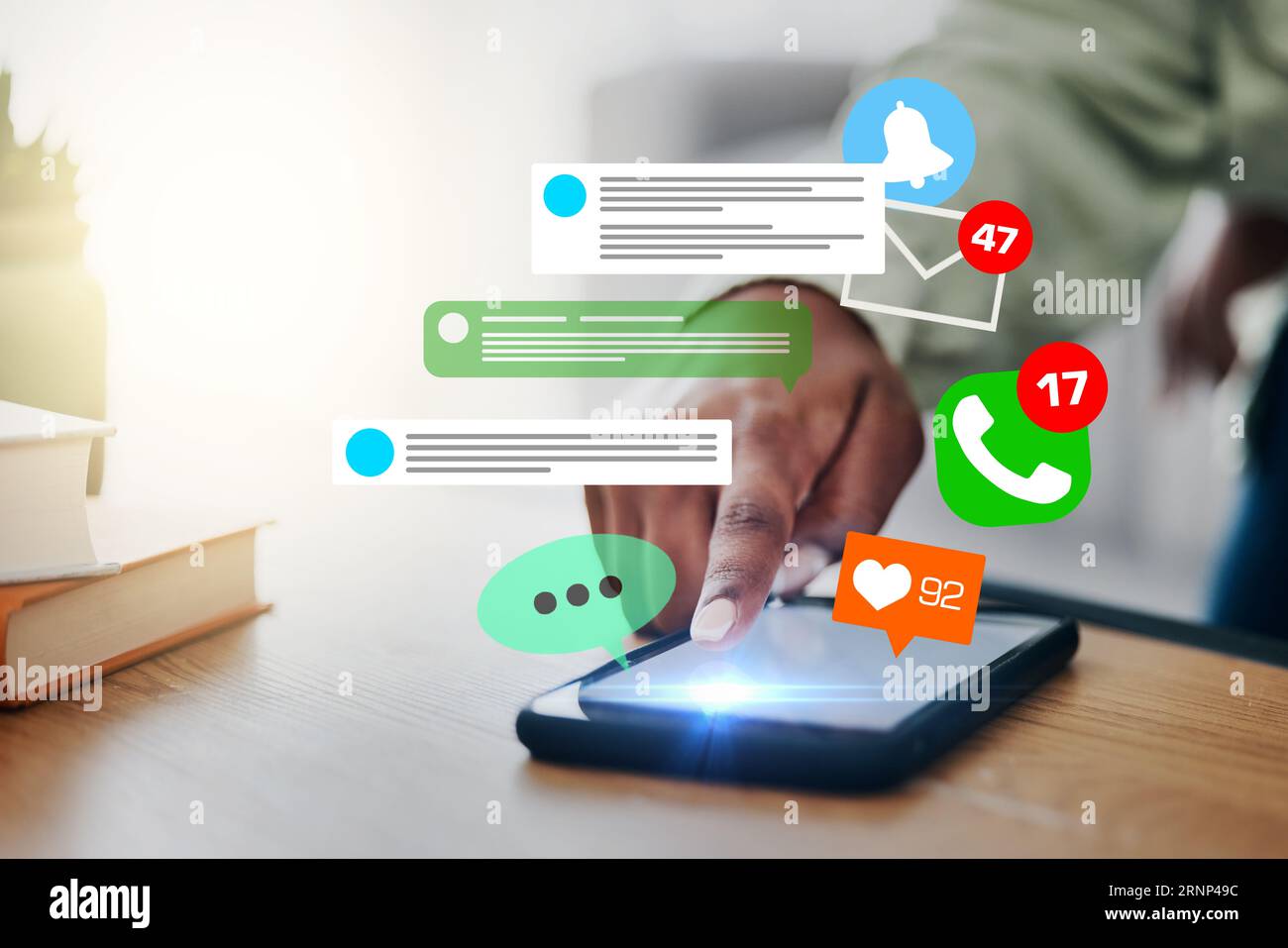 Telefon, Benachrichtigungssymbol oder Handeingabe für Kommunikation, soziale Medien oder Chat-Textnachrichten bei Online-Dating. Nahaufnahme, E-Mail-Overlay oder Person in einer App Stockfoto