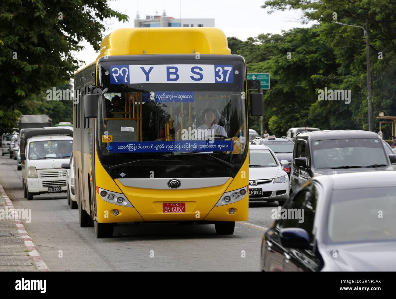 (170811) --, 11. August 2017 -- Ein in China gefertigter Bus of Bus Service (YBS) fährt am 11. August 2017 in der Innenstadt von Myanmar. U Aung) (dtf) MYANMAR--YBS-CHINA yangon PUBLICATIONxNOTxINxCHN 170811 Aug 11 2017 ein in China gefertigter Bus Service YBS fährt in der Innenstadt Myanmars AM 11. August 2017 U Aung dtf Myanmar YBS China Yangon PUBLICATIONxNOTxINxCHN Stockfoto