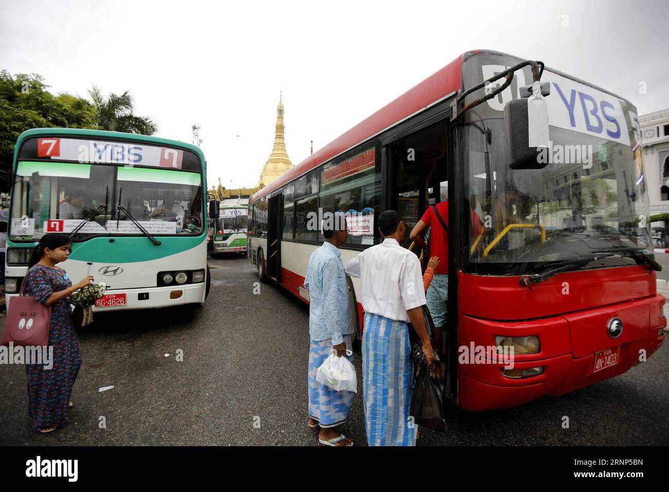 (170811) --, 11. August 2017 -- Passagiere steigen am 11. August 2017 in einen in China hergestellten Bus of Bus Service (YBS) in der Innenstadt von Myanmar. U Aung) (dtf) MYANMAR--YBS-CHINA yangon PUBLICATIONxNOTxINxCHN 170811 Aug 11 2017 Passagiere steigen in einen in China hergestellten Bus of Bus Service YBS in der Innenstadt Myanmars AM 11 Aug 2017 U Aung dtf Myanmar YBS China Yangon PUBLICATIONxNOTxINxCHN Stockfoto