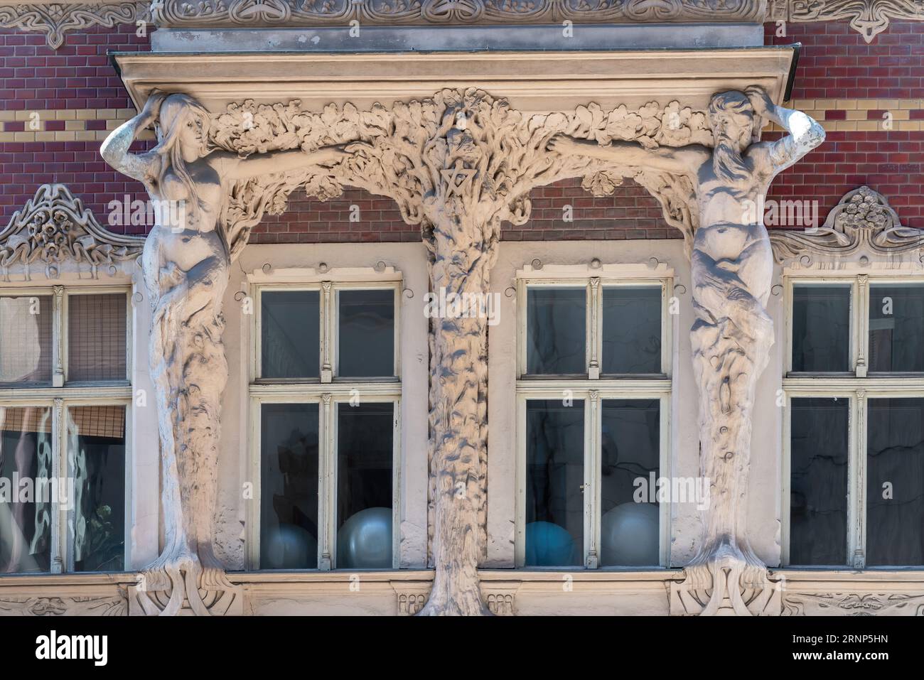 Jugendstilgebäude in der Altstadt von Riga mit Freimaurerkompasssymbol - Riga, Lettland Stockfoto