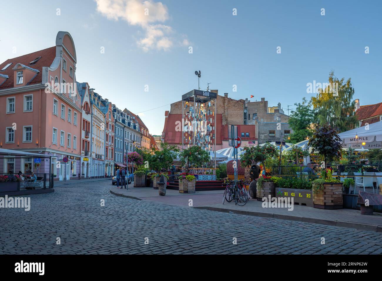 Tirgonu Street kleiner Platz mit Restaurants in Riga Altstadt - Riga, Lettland Stockfoto