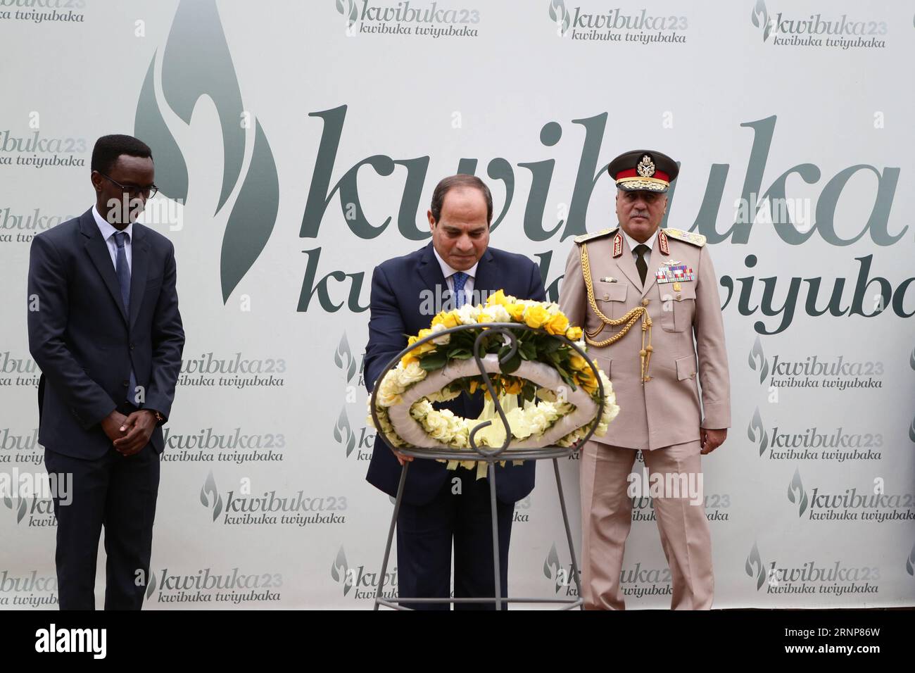 (170815) -- KIGALI, 15. August 2017 -- der ägyptische Präsident Abdel-Fattah al-Sisi (C) legt am 15. August 2017 einen Kranz zu Ehren der Opfer des Völkermords von 1994 im Kigali Genocide Memorial in Kigali, der Hauptstadt Ruandas. Der ägyptische Präsident Abdel-Fattah al-Sisi kam am Dienstag in Kigali an und begann seinen zweitägigen Besuch in Ruanda als Teil des Besuchs in vier afrikanischen Ländern. ) RUANDA-KIGALI-ÄGYPTISCHER PRÄSIDENT-BESUCH GabrielxDusabe PUBLICATIONxNOTxINxCHN 170815 Kigali 15. August 2017 der ägyptische Präsident Abdel Fattah Al Sisi C legt einen Kranz zu EHREN DER Opfer des Völkermords von 1994 IN Kigali Stockfoto