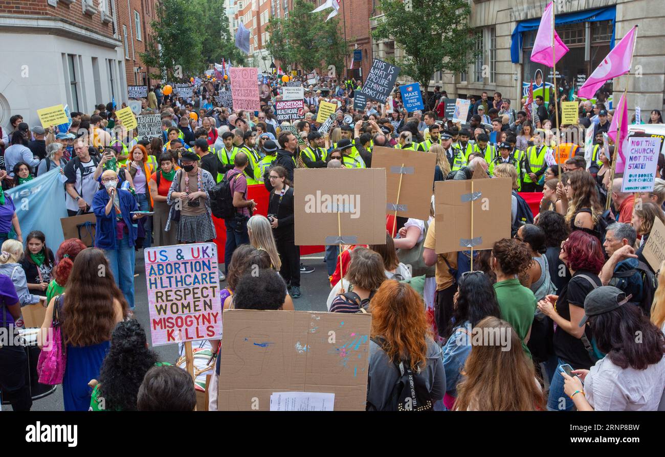 London, Vereinigtes Königreich. September 2023. Proabortion-Demonstranten inszenieren eine Demonstration vor dem Emanuel Centre in Westminster, wo Anti-Abtreibung-Aktivisten eine Kundgebung abhalten. Credit: Tayfun Salci / Alamy Live News Stockfoto