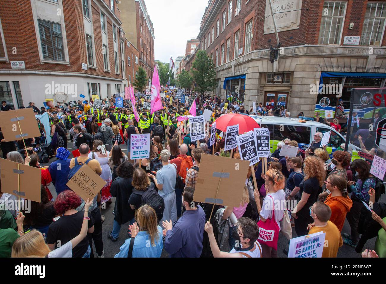 London, Vereinigtes Königreich. September 2023. Proabortion-Demonstranten inszenieren eine Demonstration vor dem Emanuel Centre in Westminster, wo Anti-Abtreibung-Aktivisten eine Kundgebung abhalten. Credit: Tayfun Salci / Alamy Live News Stockfoto