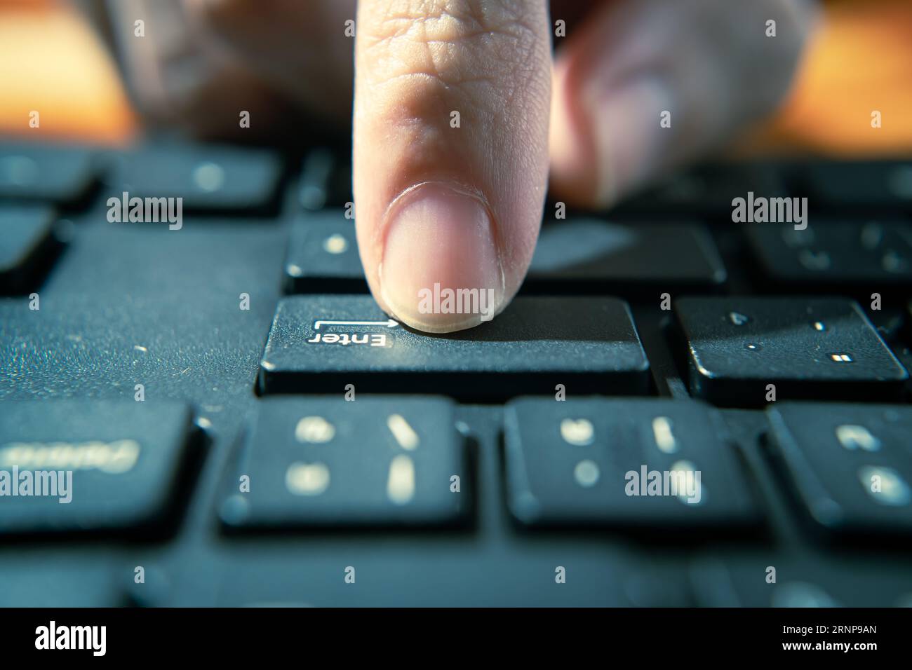 Drücken der ENTER-Taste auf einer Computertastatur Stockfoto