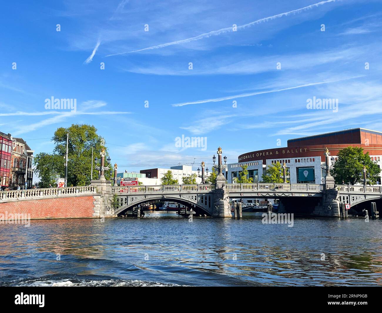 Amsterdam, Niederlande. August 26, 2023. Der Bluebridge über der Amstel in Amsterdam. Hochwertige Fotos Stockfoto