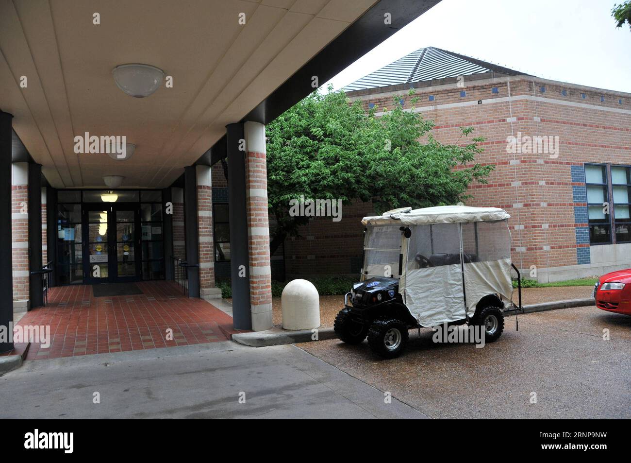 (170817) -- HOUSTON, 17. August 2017 -- am Eingang eines Kaffeehauses der Rice University, Texas, USA, ist am 2. August 2017 Ein elektrischer Polizeiwagen stationiert. In den Vereinigten Staaten gibt es einige der besten Hochschulen und Universitäten der Welt, aber es kann manchmal schwierig sein, in Sicherheit zu bleiben und zu vermeiden, Opfer von Verbrechen zu werden. Die Rice University in Houston im Bundesstaat Texas verfügt über ein System, mit dem Studenten die Polizei von Notrufzentralen auf dem weitläufigen Campus mit mehr als 6.600 Studenten anrufen können. ) Das Foto geht mit dem artikel Spotlight: Texas Universities: Secur Stockfoto