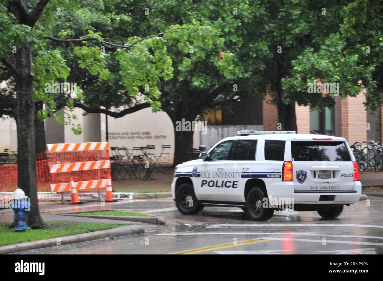 (170817) -- HOUSTON, 17. August 2017 -- Ein Polizeibeamter, Der an der Rice University stationiert ist, fährt am 2. August 2017 in der Rice University, Texas, in den Vereinigten Staaten ein Polizeiauto. In den Vereinigten Staaten gibt es einige der besten Hochschulen und Universitäten der Welt, aber es kann manchmal schwierig sein, in Sicherheit zu bleiben und zu vermeiden, Opfer von Verbrechen zu werden. Die Rice University in Houston im Bundesstaat Texas verfügt über ein System, mit dem Studenten die Polizei von Notrufzentralen auf dem weitläufigen Campus mit mehr als 6.600 Studenten anrufen können. ) Auf dem Foto ist der artikel Spotlight: Texas Universities: S zu sehen Stockfoto