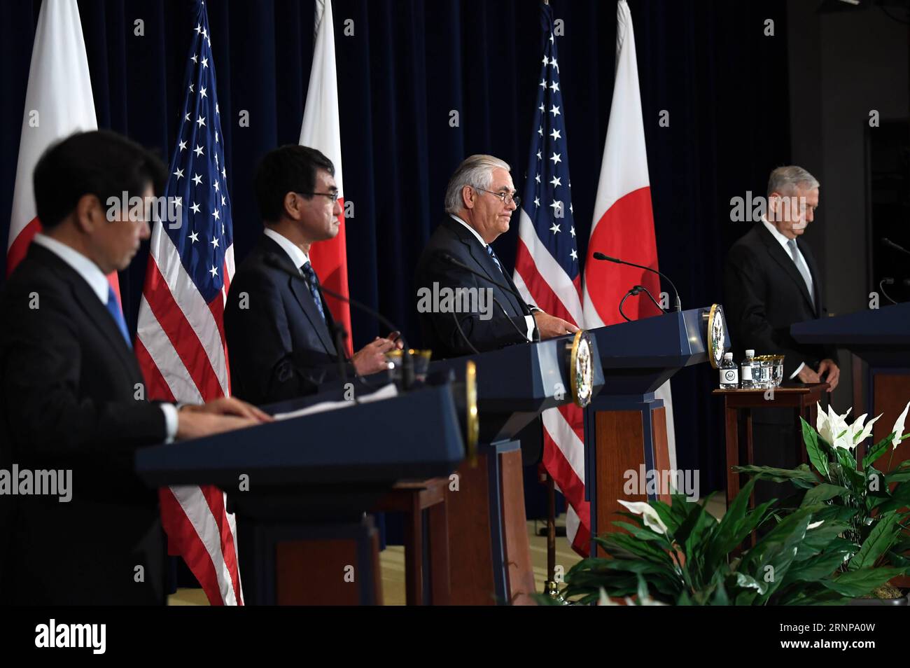 (170818) -- WASHINGTON D.C., 18. August 2017 -- US-Außenminister Rex Tillerson (2. R) nimmt am 17. August 2017 an einer gemeinsamen Pressekonferenz mit japanischen Beamten im Außenministerium in Washington D.C. Teil. US-Außenminister Rex Tillerson bekräftigte am Donnerstag, dass diplomatische Bemühungen in erster Linie die Entscheidung für die Lösung der Atomfrage auf der koreanischen Halbinsel seien. )(yy) US-WASHINGTON D.C.-DVRK-TILLERSON YinxBogu PUBLICATIONxNOTxINxCHN Washington D C 18. August 2017 US-Außenminister Rex Tillerson 2. R. nimmt an einer gemeinsamen Pressekonferenz mit Japanern Teil, die zu Besuch sind Stockfoto