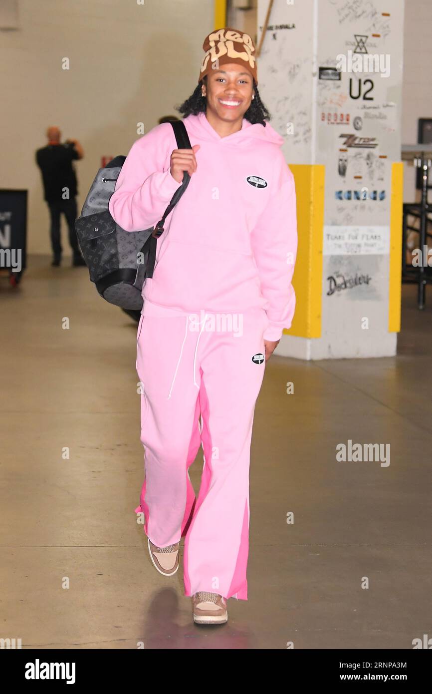 31. August 2023: Die Connecticut Sun Guard Tyasha Harris (52) kommt vor einem WNBA-Spiel zwischen Phoenix Mercury und Connecticut Sun in der Mohegan Sun Arena in Uncasville, Connecticut, in die Arena. Erica Denhoff/CSM Stockfoto