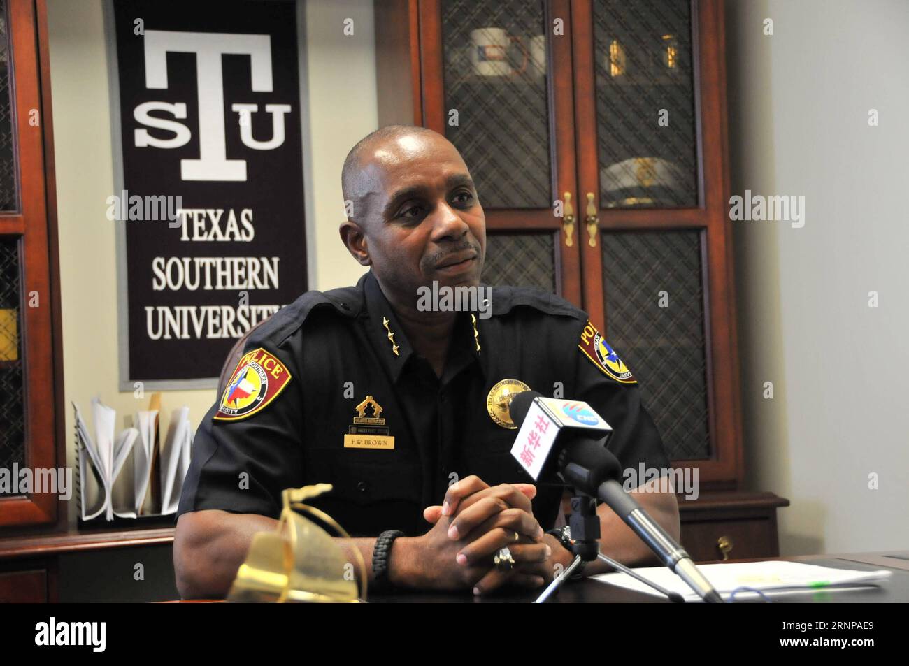 (170818) -- HOUSTON, 18. August 2017 -- Fred Brown, stellvertretender Leiter der Universitätspolizeiabteilung der Texas Southern University (TSU), wird am 31. Juli 2017 von der Xinhua News Agency in Houston, Texas, USA, befragt. Die TSU ist eine historisch schwarze Universität. Als führender Produzent von College-Abschlüssen für Afroamerikaner und Hispanics in Texas belegt die TSU in den Vereinigten Staaten den vierten Platz in den Doktoranden- und Berufsabschlüssen für Afroamerikaner. Die TSU-Polizei verbringt viel Zeit damit, mit Studenten zu kommunizieren, ihnen zu helfen, der Polizei zu vertrauen, die Polizei zu rufen und der Polizei zu sagen, was los ist Stockfoto