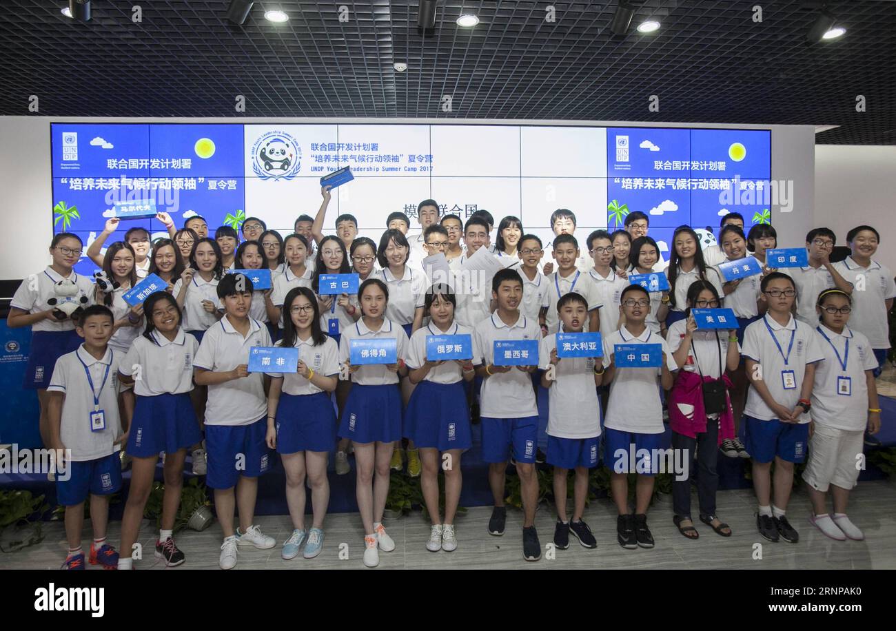 (170819) -- DATONG, 19. August 2017 -- die Studenten posieren für Fotos während einer Model United National Conference im Youth Leadership Summer Camp for Climate Action am Standort der Panda Solar Station, einem panadisch geformten Solarkraftwerk im Datong County, nordchinesische Provinz Shanxi, 12. August 2017. Das Sommercamp vom 10. Bis 19. August wird vom Entwicklungsprogramm der Vereinten Nationen (UNDP) in China und gemeinsam von der Panda Green Energy Group veranstaltet. Sie soll das Engagement junger Menschen bei der Bekämpfung des Klimawandels und bei der Förderung der Ziele der Vereinten Nationen für nachhaltige Entwicklung fördern. Insgesamt sind 50 Schüler alt Stockfoto