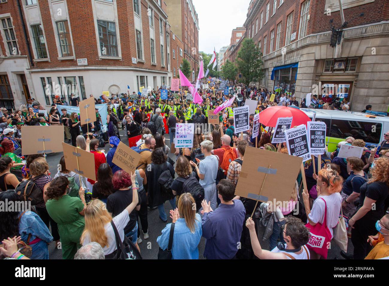 London, England, Großbritannien. September 2023. Protest-Proteste führen vor dem Emanuel Centre in Westminster eine Demonstration durch, bei der Aktivisten gegen Abtreibung eine Kundgebung abhalten. (Bild: © Tayfun Salci/ZUMA Press Wire) NUR REDAKTIONELLE VERWENDUNG! Nicht für kommerzielle ZWECKE! Stockfoto