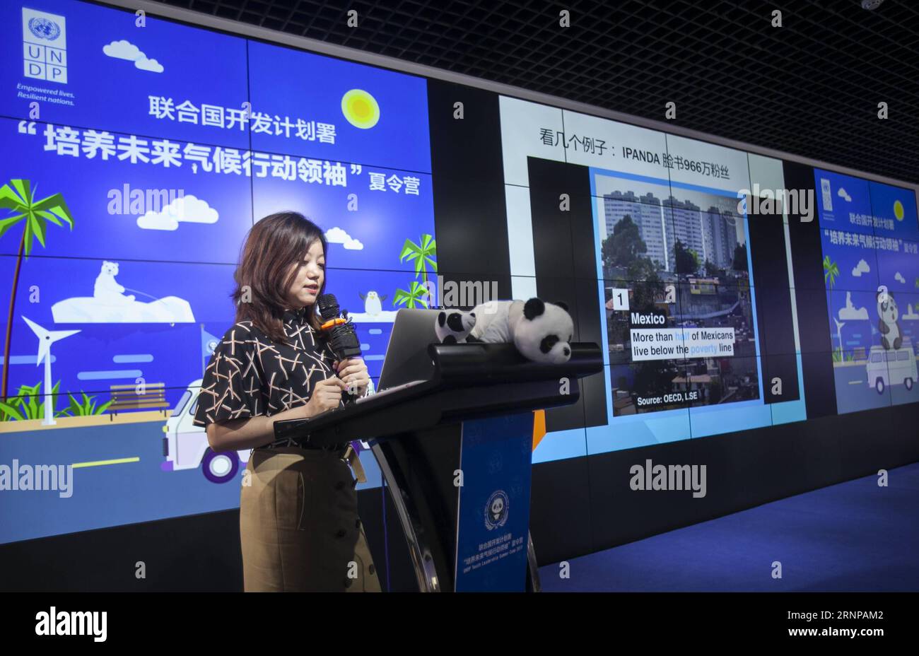 (170819) -- DATONG, 19. August 2017 -- Gao Shang von der Xinhua Nachrichtenagentur hält einen Vortrag über soziale Medien für Studenten im Youth Leadership Summer Camp for Climate Action am Standort der Panda Solar Station, einem pandeförmigen Solarkraftwerk im Datong County, Provinz Shanxi in Nordchina, 13. August 2017. Das Sommercamp vom 10. Bis 19. August wird vom Entwicklungsprogramm der Vereinten Nationen (UNDP) in China und gemeinsam von der Panda Green Energy Group veranstaltet. Sie soll das Engagement junger Menschen bei der Bekämpfung des Klimawandels und bei der Förderung der Ziele der Vereinten Nationen für nachhaltige Entwicklung fördern. Insgesamt Stockfoto