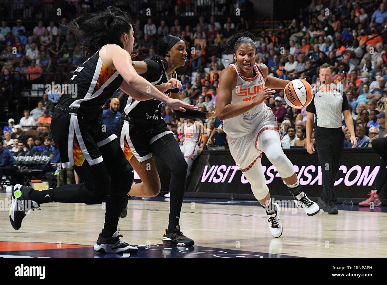 31. August 2023: Connecticut Sun Forward Alyssa Thomas (25) fährt während eines WNBA-Spiels zwischen Phoenix Mercury und Connecticut Sun in der Mohegan Sun Arena in Uncasville, Connecticut, zum Korb. Erica Denhoff/CSM Stockfoto