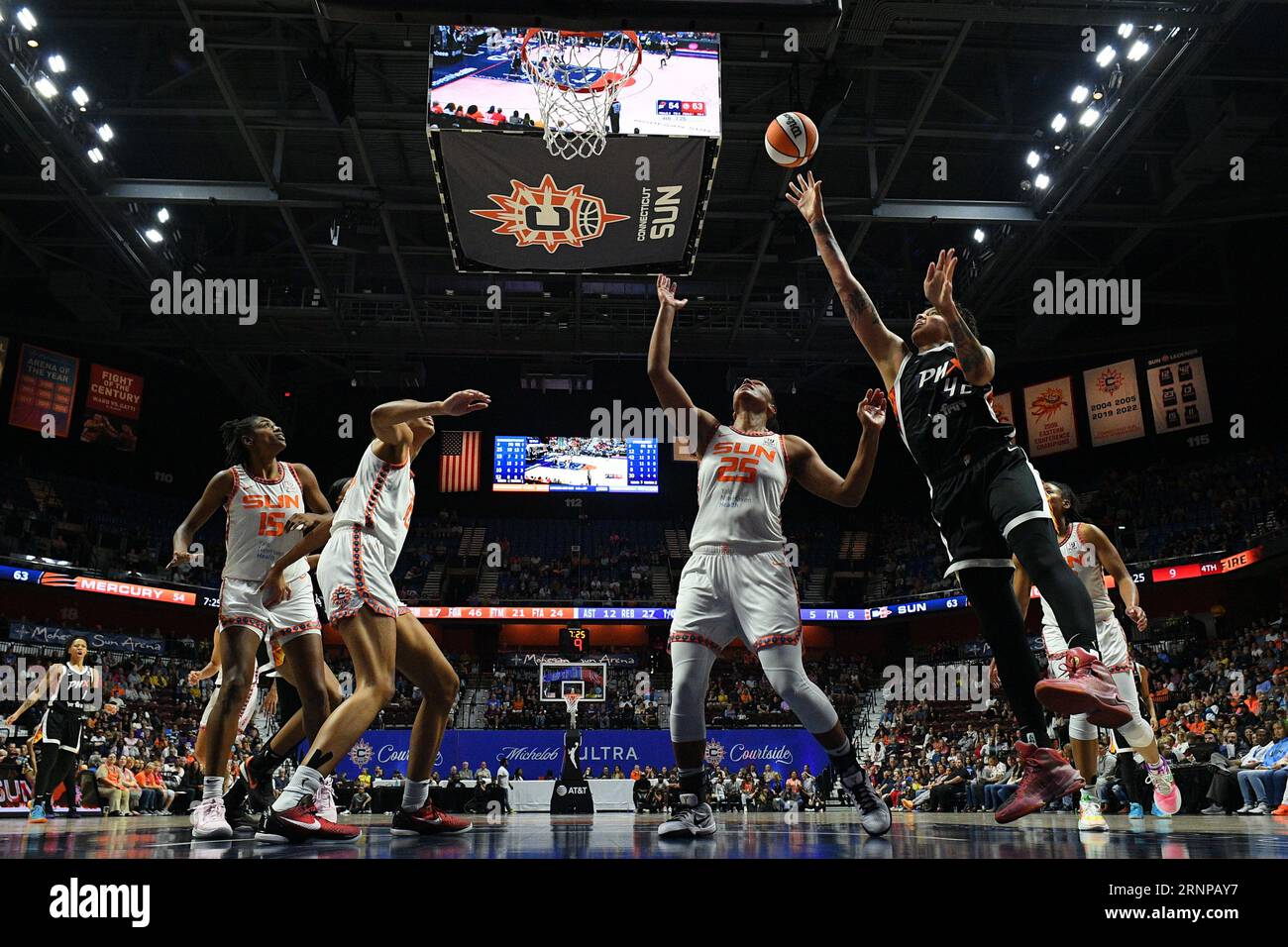 31. August 2023: Phoenix Mercury Center Brittney Griner (42) schießt den Ball während eines WNBA-Spiels zwischen Phoenix Mercury und Connecticut Sun in der Mohegan Sun Arena in Uncasville, Connecticut. Erica Denhoff/CSM Stockfoto