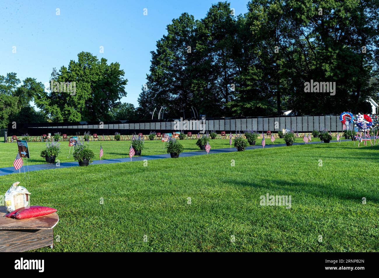 Bergenfield, NJ, USA. 2. September 2023. Die Vietnam Veterans Memorial Moving Wall an der Bergenfield High School. Das Moving Wall Vietnam Veterans Memorial wurde auf dem Gelände der Bergenfield High School errichtet und wird vom 1. Bis 3. September dort sein. Die Mauer enthält die Namen von mehr als 58.000 Soldaten, die während des Vietnamkrieges ums Leben kamen. Anrede: Steve Mack/Alamy Live News Stockfoto