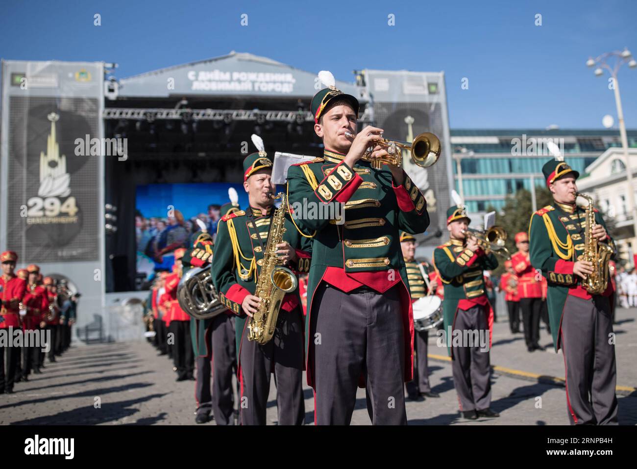 (170820) -- JEKATERINBURG, 20. Aug. 2017 -- Künstler spielen Musik während der Feierlichkeiten zum 294. Jahrestag der Stadt in Jekaterinburg, Russland, 19. Aug. 2017. Die Stadt Jekaterinburg wurde 1723 gegründet. (gj) RUSSLAND-JEKATERINBURG-JAHRESTAG WuxZhuang PUBLICATIONxNOTxINxCHN JEKATERINBURG 20. August 2017 Darsteller spielen Musik während der Feier der Stadt S 294 Jahrestag in Jekaterinburg Russland 19. August 2017 die Stadt Jekaterinburg, was 1723 GJ Russland Yekaterinburg Jahrestag WuxZhuxBLINXN gegründet hat Stockfoto