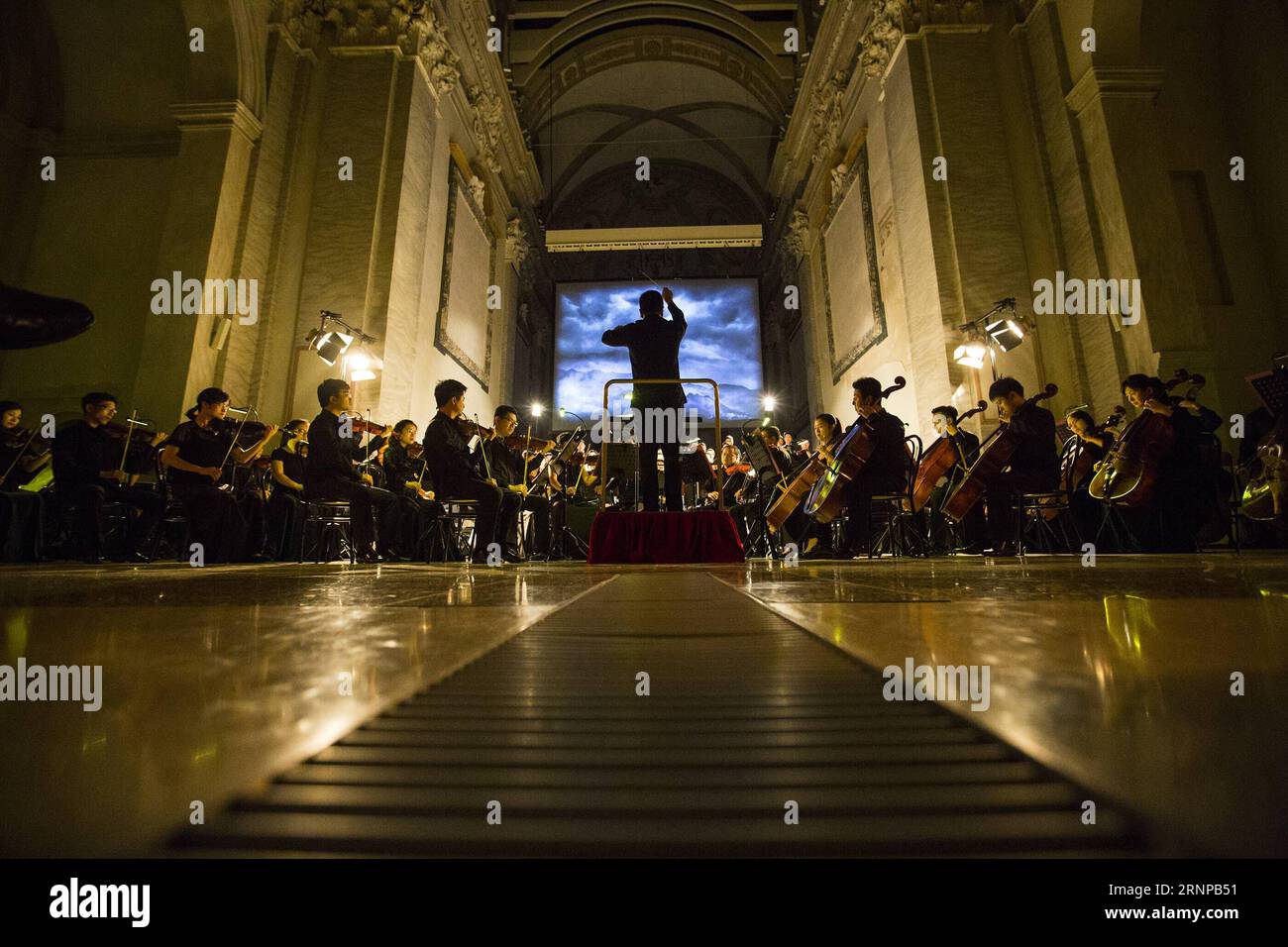 (170820) -- FORLI(ITALIEN), 20. August 2017 -- chinesische Künstler führen die Oper The Long March in Forli (Italien) am 19. August 2017 auf. Die Oper wurde vom Chinesischen Nationaloper gegründet und feierte ihr Debüt im vergangenen Jahr, um an den 80. Jahrestag des Sieges des langen Marsches zu erinnern, der ein militärisches Manöver war, das von der Roten Armee der Kommunistischen Partei Chinas ab 1934 durchgeführt wurde auf 1936. )(yk) ITALIEN-FORLI-OPERA-CHINA-THE LONG MARCH JinxYu PUBLICATIONxNOTxINxCHN Forli Italien 20. August 2017 Chinesische Künstler führen die Oper The Long March in Forli Italien AM 19. August 2017 die Oper auf Stockfoto