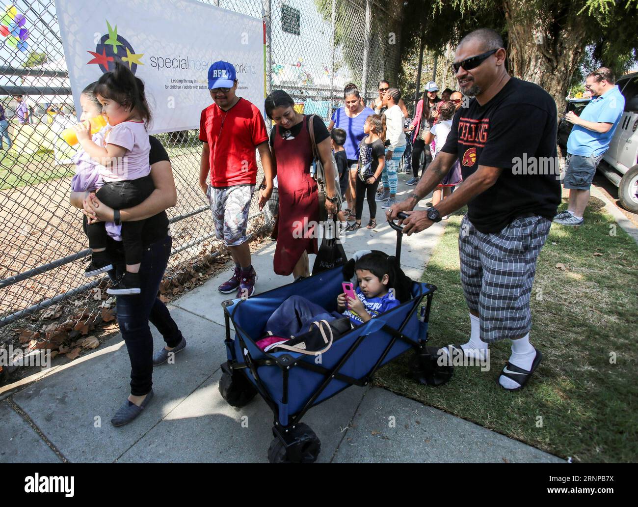 (170820) -- LOS ANGELES, 20. Aug. 2017 -- Eltern und Kinder warten darauf, die 12. Annual Back 2 School Community Health and Resource Fair in Mt. Carmel Recreation Center in Los Angeles, USA, am 19. August 2017. Zu den Aktivitäten gehören Geschenkideen für Rucksack und Schulbedarf, kostenlose Gesundheits- und Zahnarztvorführungen, Informationsmaterial, Live-Musik, professionelle Haarschnitte, Live-Unterhaltung und kostenlose Speisen und Getränke. ) (zf) U.S.-LOS ANGELES-EDUCATION ZhaoxHanrong PUBLICATIONxNOTxINxCHN Los Angeles 20. August 2017 Eltern und Kinder warten auf die Teilnahme an der 12th Annual Back 2 School com Stockfoto