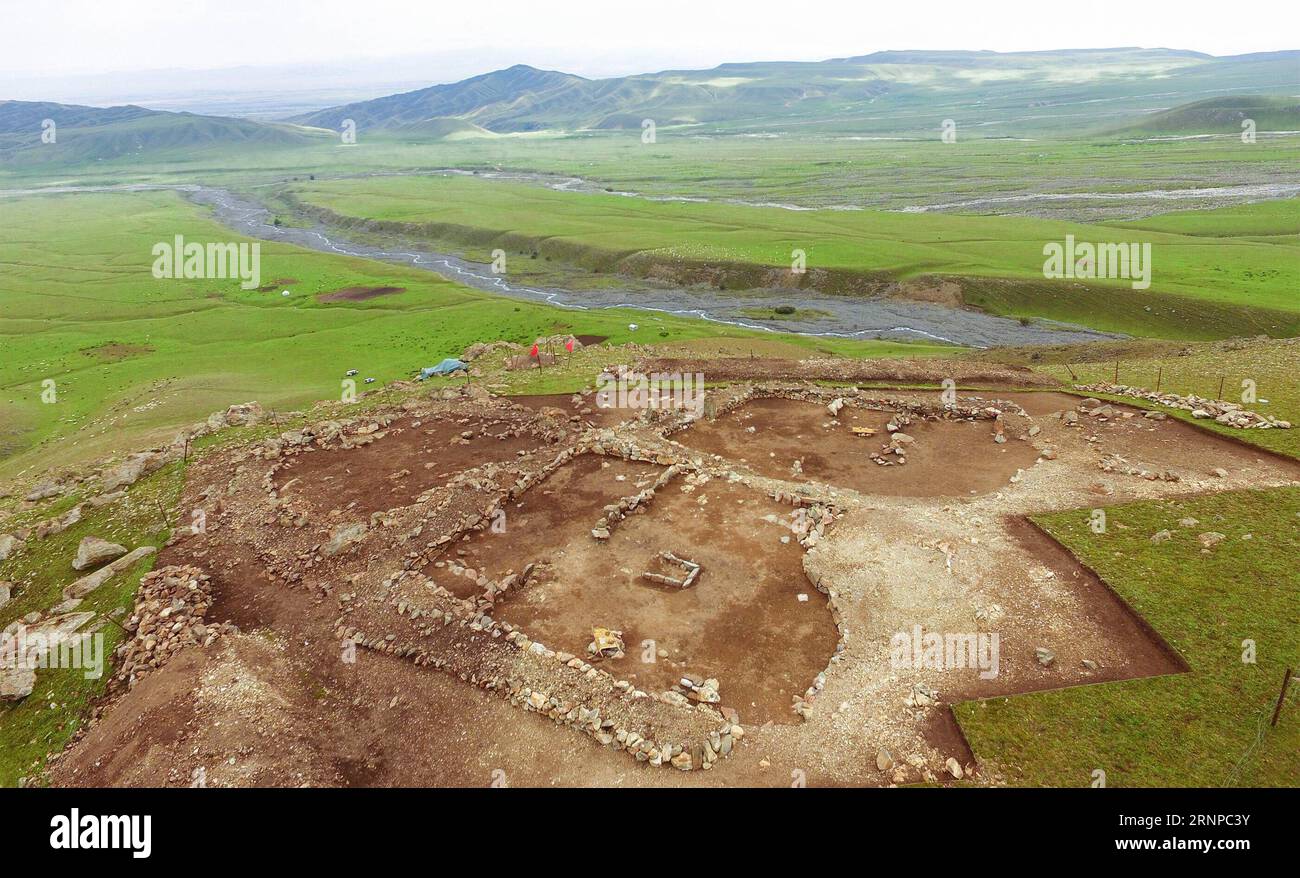 (170821) -- WENQUAN, 21. August 2017 -- die Struktur der Uhr und der Verteidigungsarchitektur wird in einer historischen Siedlung im Wenquan County, Nordwestchinas Autonome Region Xinjiang Uygur, 20. August 2017 gesehen. Mehr als 50 Experten der Staatlichen Verwaltung des Kulturerbes, des Instituts für Archäologie der Chinesischen Akademie der Sozialwissenschaften und der Peking-Universität nahmen an einem Symposium im Kreis Wenquan Teil, in dem sie erkannten, dass die Siedlung, die aus Gräbern und Ruinen von Wohngebäuden bestand, bis vor 3600 Jahren zurückreicht. Gegenstände und Ruinen wurden in der Siedlung seit 2016 entdeckt Stockfoto