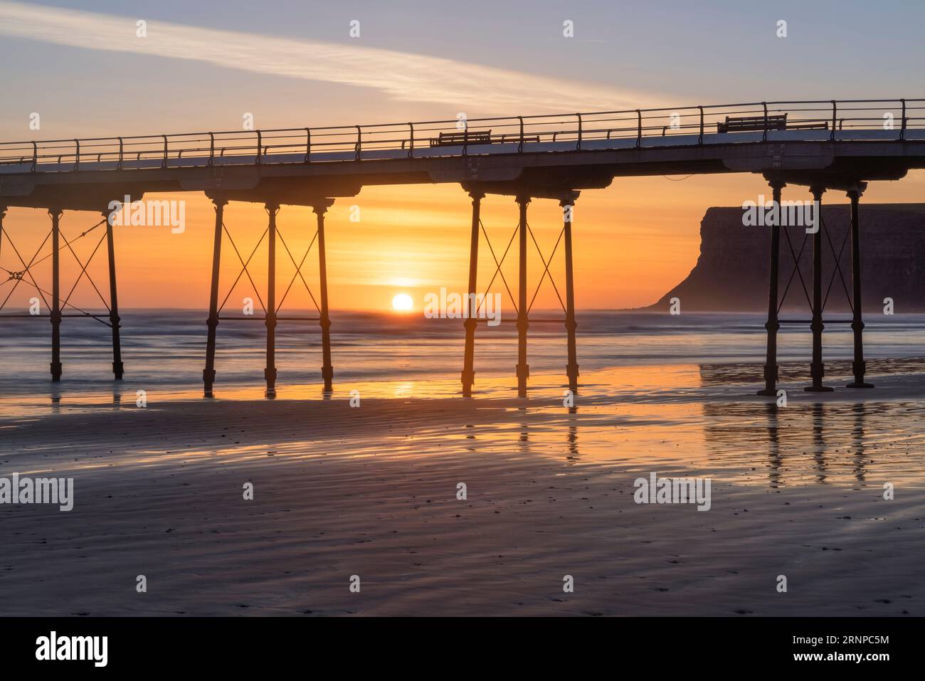 Am Saltburn Pier in Sunrise, Saltburn, North Yorkshire, Großbritannien, könnt ihr die Klippen jagen Stockfoto