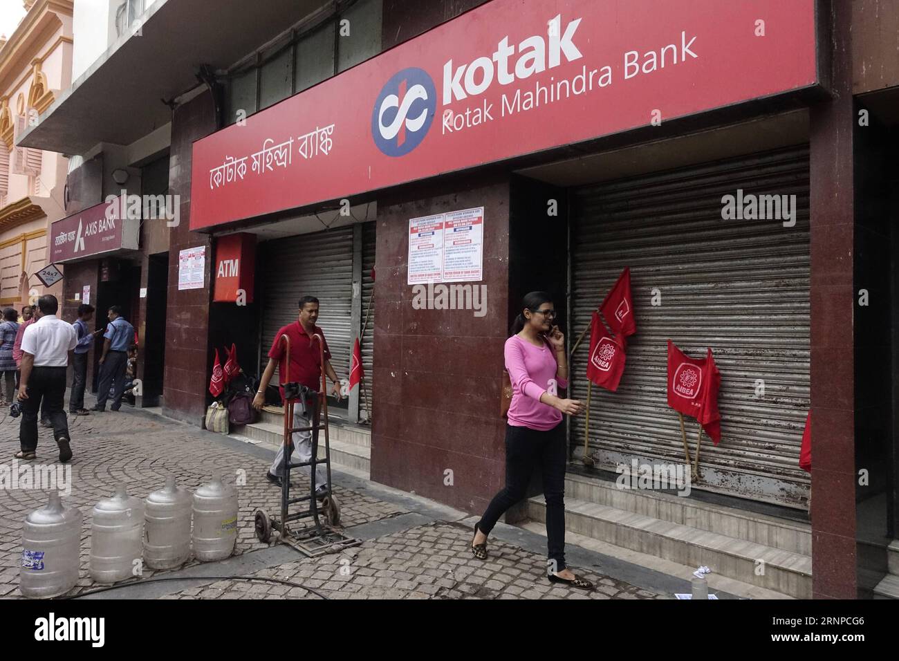 (170822) -- KOLKATA, 22. August 2017 -- Indianer laufen am 22. August 2017 an einer geschlossenen Bank in Kolkata, der Hauptstadt des ostindischen Bundesstaates Westbengalen, vorbei. Die All India Bank Employees Association (AIBEA), die neun Bankengewerkschaften vertritt, hat den Streik ausgerufen, um gegen die Privatisierung und Verschmelzung öffentlicher Banken zu protestieren. Die normalen Bankgeschäfte wurden durch den Streik beeinflusst.) (srb) INDIEN-KOLKATA-BANKEN-STREIK TumpaxMondal PUBLICATIONxNOTxINxCHN Kolkata 22. August 2017 Indianer laufen AM 22. August 2017 an einer geschlossenen Bank in Kolkata, der Hauptstadt des ostindischen Staates WESTBENGALEN, vorbei Stockfoto