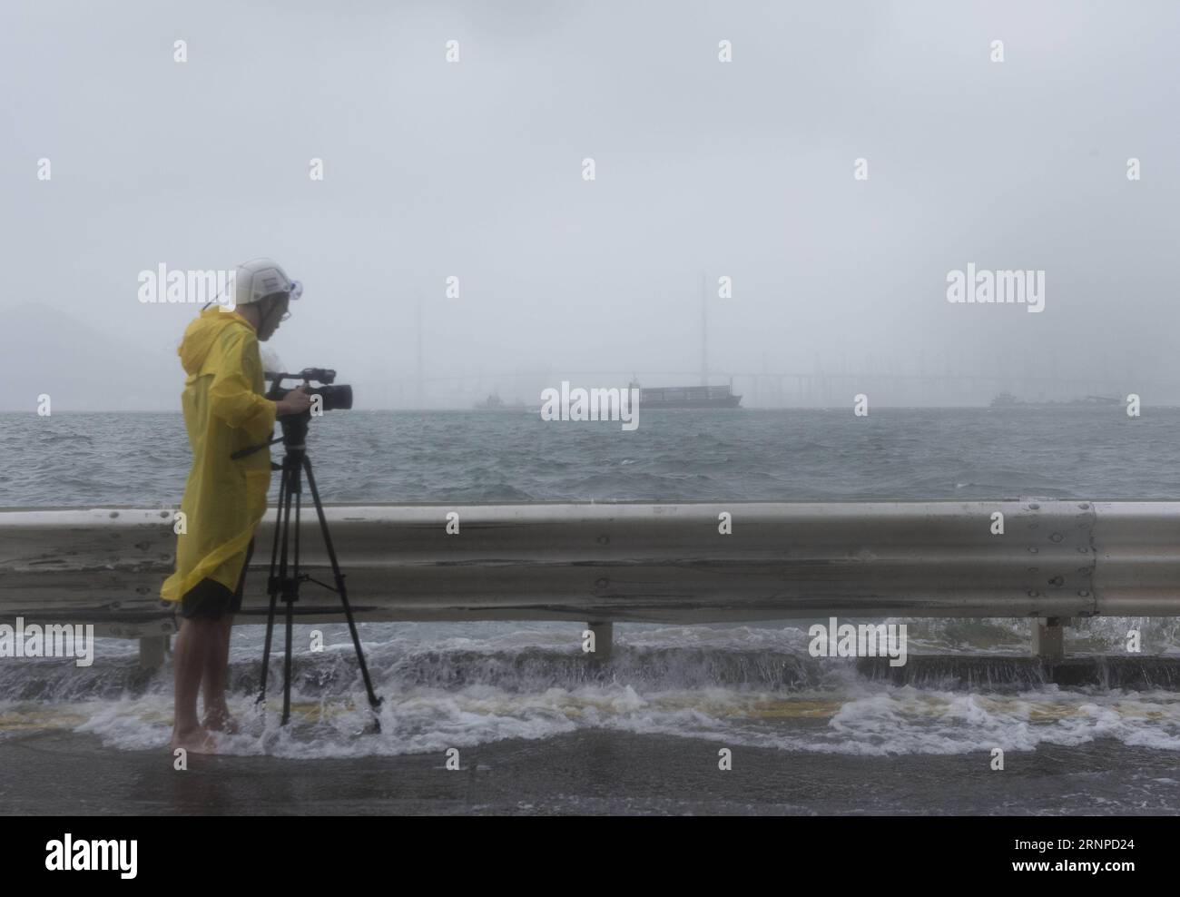 Bilder des Tages (170823) -- HONGKONG, 23. August 2017 -- Ein Journalist filmt das Meer in Hongkong, Südchina, 23. August 2017. Hato, der 13. Taifun, der China in diesem Jahr getroffen hat, landete am Mittwoch Mittag in der Stadt Zhuhai in der südchinesischen Provinz Guangdong. Beeinflusst durch die äußere Regenbande von Hato, beeinflusste starker Wind und Regen Hongkong und eine tropische Zyklonwarnung wurde vom Hong Kong Observatory ausgegeben. (wyl) CHINA-HONG KONG-TAIFUN HATO (CN) LiuxYun PUBLICATIONxNOTxINxCHN Images The Day Hong KONG 23. August 2017 ein Journalist filmt das Meer in Hong Kong Südchina 23. August 2017 Hato the 1 Stockfoto