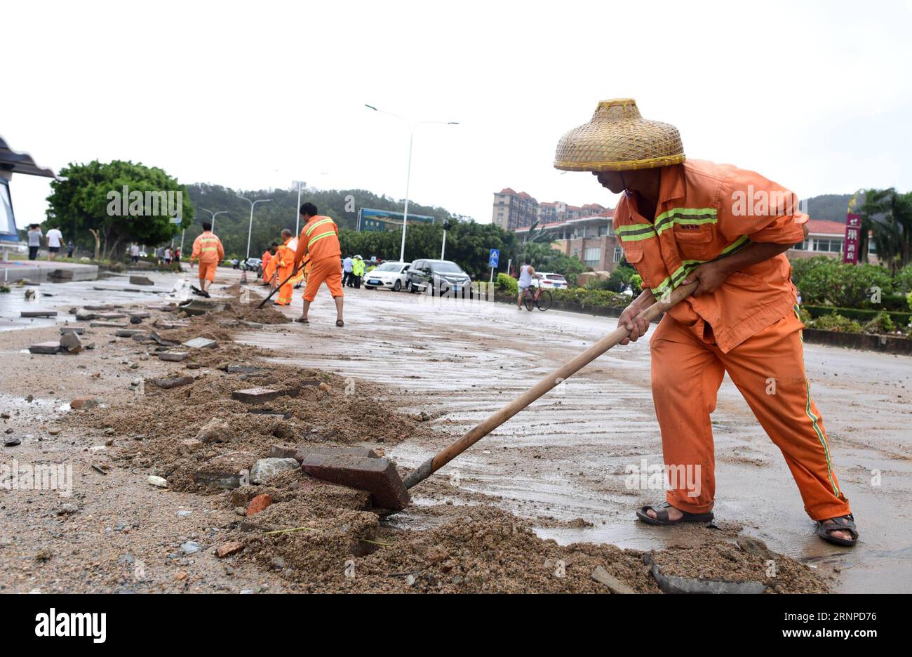 (170823) -- ZHUHAI, 23. August 2017 -- Arbeiter reinigen den Schlamm auf einer Straße in Zhuhai, südchinesische Provinz Guangdong, 23. August 2017. Hato, der 13. Taifun, der China in diesem Jahr getroffen hat, landete am Mittwoch Mittag in der südchinesischen Provinz Guangdong in der Stadt Zhuhai und brachte Stürme von bis zu 45 Metern pro Sekunde. ) (zhs) CHINA-GUANGDONG-TYPHOON-HATO (CN) LuxHanxin PUBLICATIONxNOTxINxCHN Zhuhai 23. August 2017 Arbeiter reinigen den Schlamm AUF einer Straße in Zhuhai Südchina Provinz S Guangdong 23. August 2017 Hato der 13. Taifun, der China in diesem Jahr getroffen hat, bedecktes Land in der Stadt Zhuhai in Südchin gemacht Stockfoto