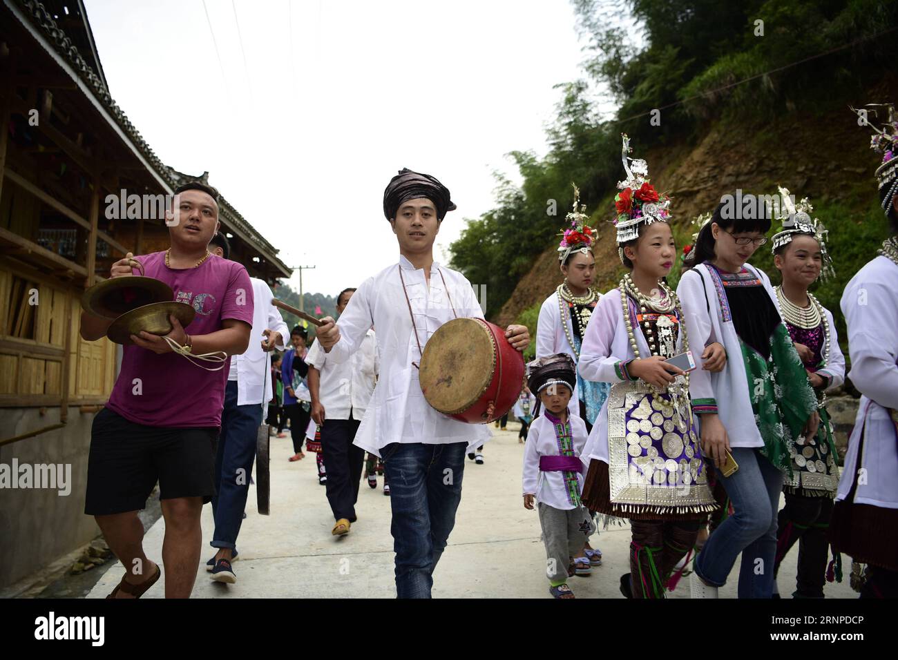 (170824) -- QIANDONGNAN, 24. August 2017 -- Dorfbewohner spielen Trommeln und gong, um Gäste im Dorf Yangli der ethnischen Gruppe Dong im Congjiang County, Provinz Guizhou im Südwesten Chinas, 23. August 2017, einen Tag vor dem jährlichen Xinmi-Festival zu begrüßen. Die Einheimischen spielten Trommeln, Singen und Lusheng, ein Blasinstrument mit Schilfpfeife, um das traditionelle Festival zu feiern und um die Ernte zu beten. )(mcg) CHINA-GUIZHOU-CONGJIANG-TRADITIONAL FESTIVAL (CN) WuxDejun PUBLICATIONxNOTxINxCHN Qiandongnan 24. August 2017 Dorfbewohner führen Drum und Gong auf, um Gäste im Dorf Yangli der ethnischen Gruppe Dong in Congjiang Co zu begrüßen Stockfoto