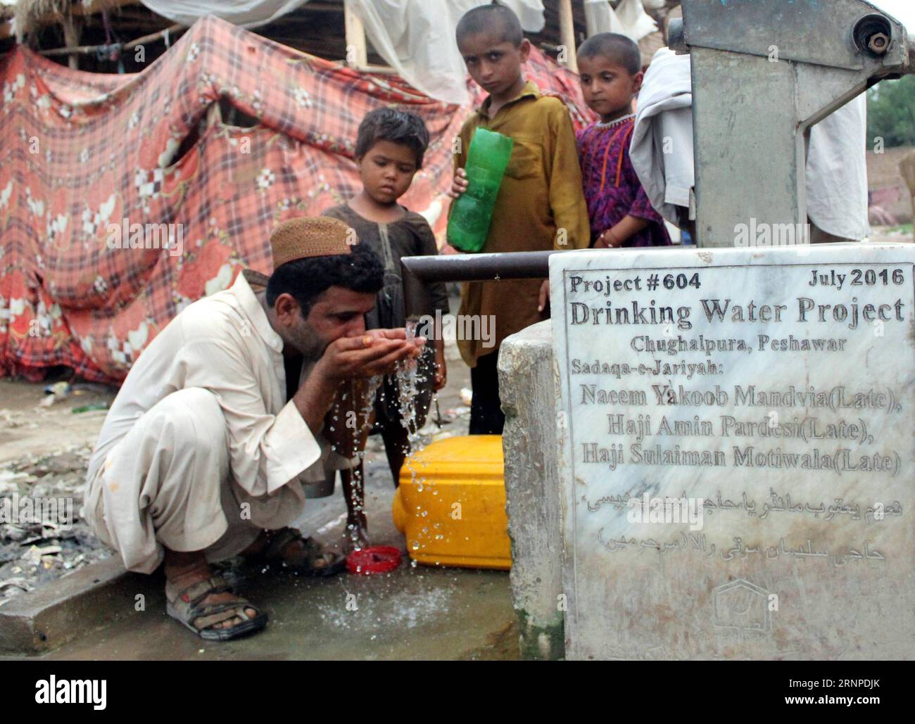 170824 -- PESHAWAR, 24. August 2017 -- Ein Mann trinkt Wasser aus einer Wasserpumpe in Peshawar, Pakistan, 24. August 2017. Eine alarmierend hohe Arsenbelastung wurde im Grundwasser unter der Indus Plain in Pakistan gefunden, was bis zu 60 Millionen Menschen dem Risiko einer Vielzahl von ernsthaften Gesundheitsproblemen einschließlich Krebs aussetzt, sagte eine neue Studie Mittwoch. Muhammad Hadi srb PAKISTAN-PESHAWAR-GRUNDWASSER-ARSEN-KONTAMINATION MuahmmadxHadi PUBLICATIONxNOTxINxCHN Stockfoto