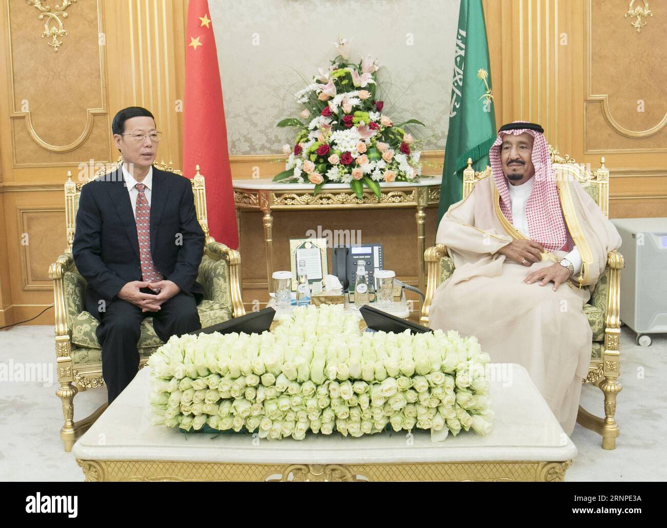 (170825) -- DSCHIDDA, 25. August 2017 -- der chinesische Vize-Premier Zhang Gaoli (L) trifft sich mit dem saudischen König Salman bin Abdulaziz Al Saud in Dschidda, Saudi-Arabien, 24. August 2017. ) (Mcg) SAUDI-ARABIEN-CHINA-ZHANG GAOLI-VISIT WangxYe PUBLICATIONxNOTxINxCHN Jeddah August 25 2017 der chinesische Vize-Premier Zhang Gaoli l trifft sich mit dem saudischen König Salman am Abdul Aziz Al Saud in Jeddah Saudi-Arabien 24. August 2017 mcg Saudi-Arabien China Zhang Gaoli Visit WangXYe PUNOBLATxCHINxCHNxN Stockfoto