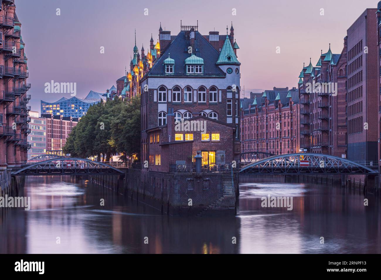 Die Stadt der Lagerhäuser oder die Speicherstadt mit ihrem Wahrzeichen, dem Wasserschloss oder dem Wasserastel. Foto aufgenommen am 8. Juni 2023 im UNESC Stockfoto