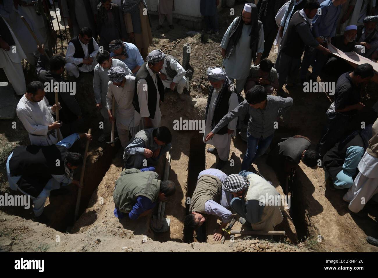 (170826) -- KABUL, 26. August 2017 -- Trauernde graben Gräber für ein Opfer des jüngsten Terroranschlags auf eine schiitische Moschee während einer Beerdigung in Kabul, Hauptstadt Afghanistans, 26. August 2017. Mindestens 40 wurden getötet, 90 weitere wurden am Freitag in der Moschee in Kabul verwundet. (swt) AFGHANISTAN-KABUL-MOSCHEE ANGRIFF-BEERDIGUNG RahmatxAlizadah PUBLICATIONxNOTxINxCHN Kabul August 26 2017 Morne DIG Graves für ein Opfer des jüngsten Terroranschlags AUF eine schiitische Moschee während einer Beerdigung in der afghanischen Hauptstadt Kabul AM 26 2017. August wurden mindestens 40 GETÖTET, während 90 weitere in der Moschee AM Freitag verwundet wurden in Stockfoto