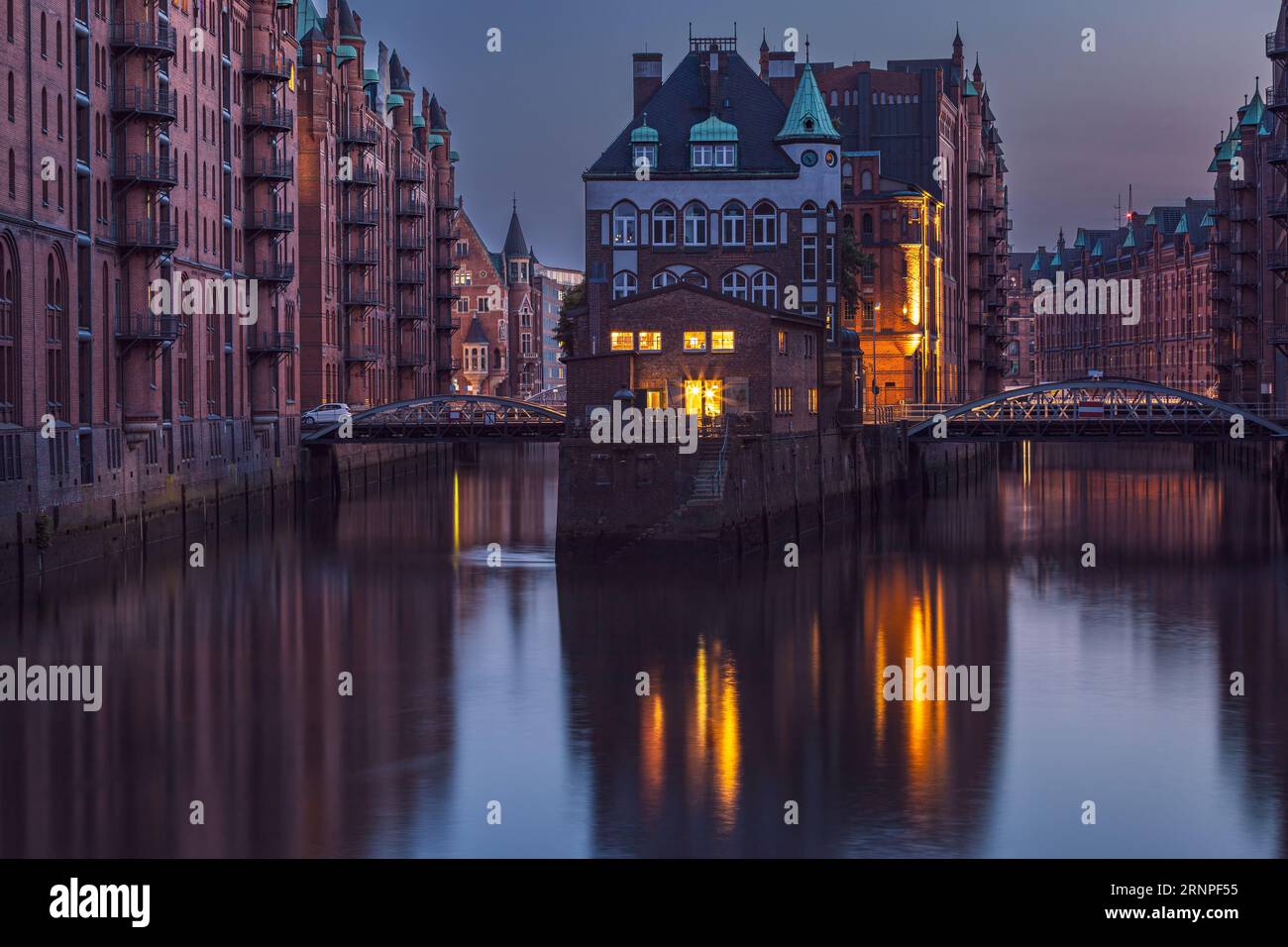 Die Stadt der Lagerhäuser oder die Speicherstadt mit ihrem Wahrzeichen, dem Wasserschloss oder dem Wasserastel. Foto aufgenommen am 8. Juni 2023 im UNESC Stockfoto