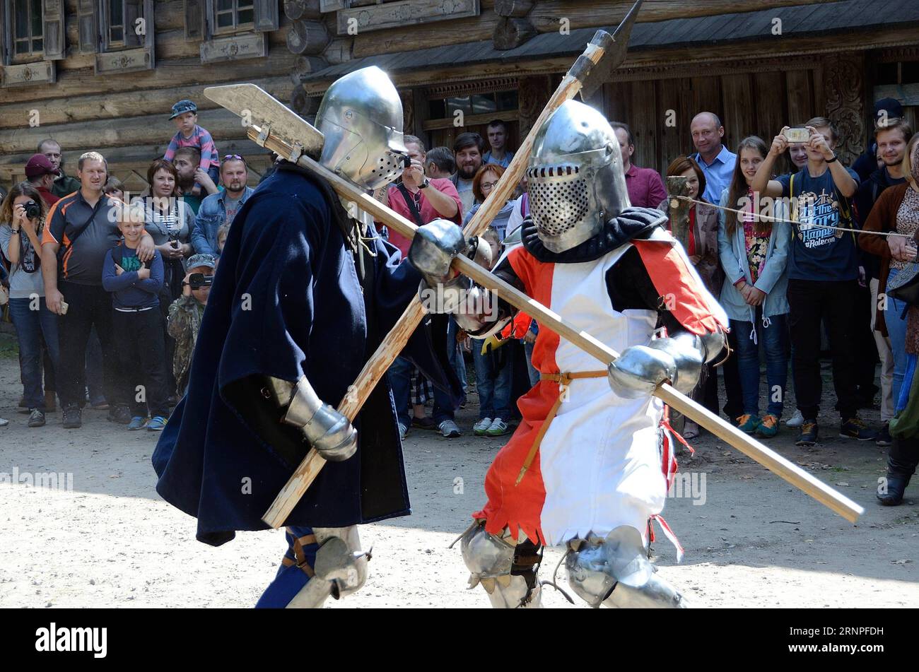 (170827) -- NISCHNI NOWGOROD, 27. August 2017 -- als europäische Ritter gekleidete Menschen kämpfen während des Wolga-Standardfestivals in Nischni Nowgorod, Russland, 26. August 2017. ) (zcc) RUSSLAND-NISCHNI NOWGOROD-REENACTMENT AndreyxKrasnov PUBLICATIONxNOTxINxCHN Nischni Nowgorod August 27 2017 Prominente, die als europäische Ritter gekleidet sind, kämpfen während des Wolga-Standardfestivals in Nischni Nowgorod Russland August 26 2017 ZCC Russland Nischni Nowgorod Reenactment PUSCHICTXCHN Stockfoto