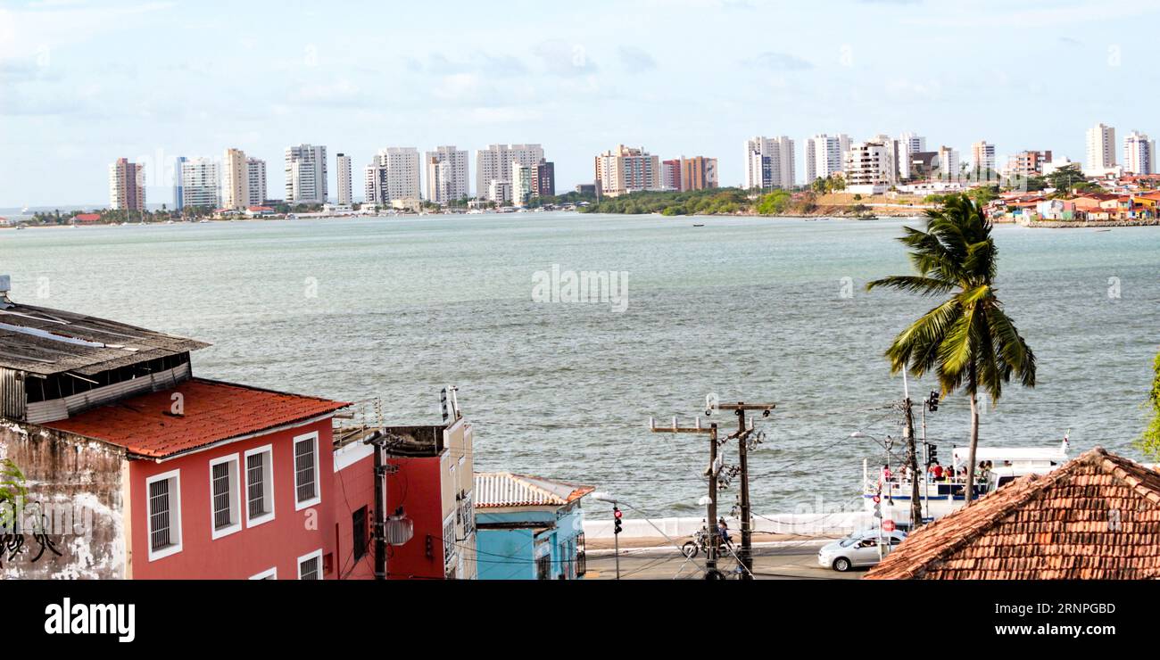 Der Fluss Anil, vor der Stadt São Luís, Maranhão, nordöstlich von Brasilien, mit den Gebäuden des Stadtviertels Renascenca außerhalb des Blickwinkels. Stockfoto