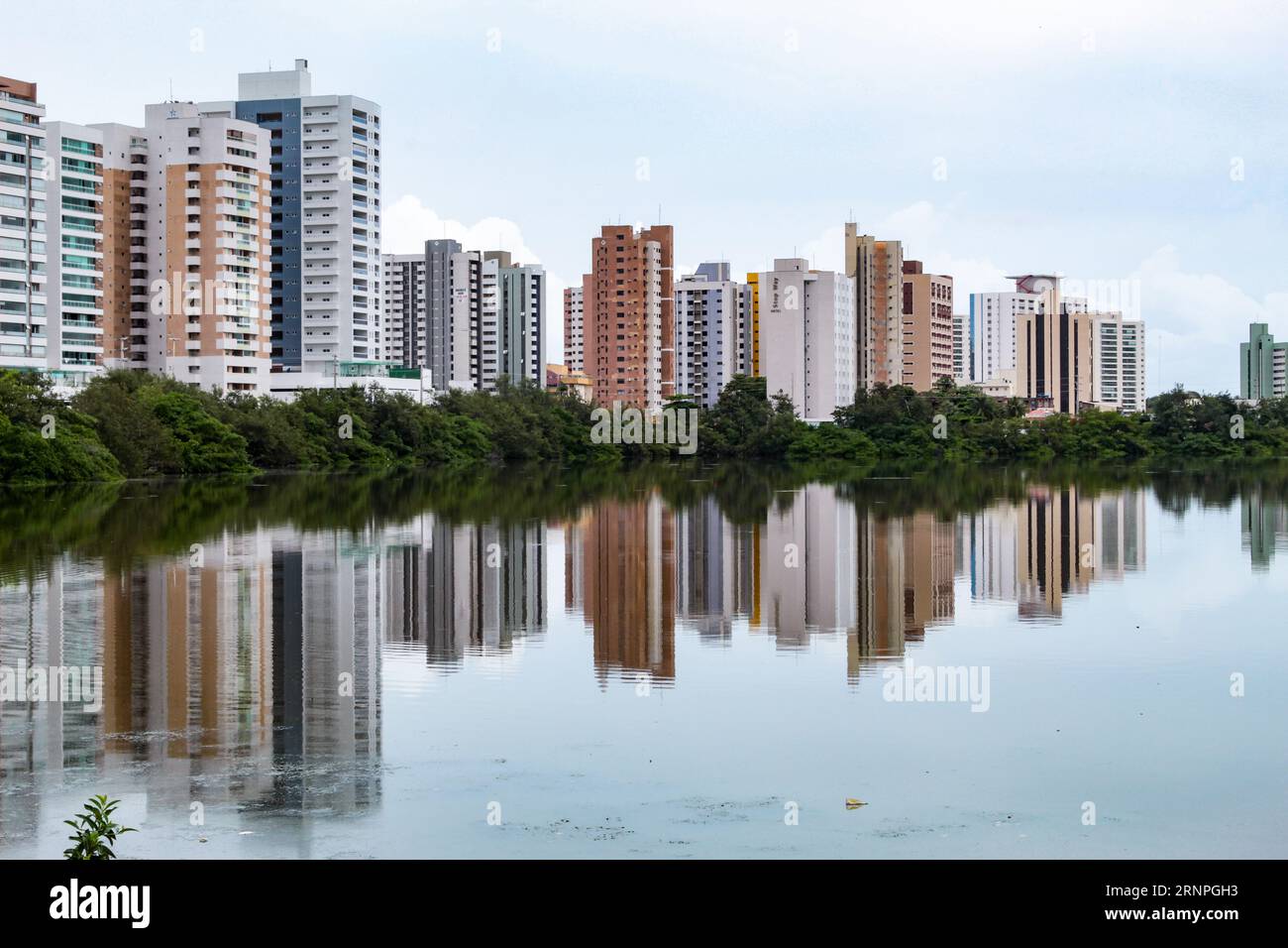 Blick auf moderne Wohngebäude, rund um die Jansen Lagune, in der Stadt São Luís MA, nordöstlich von Brasilien Stockfoto