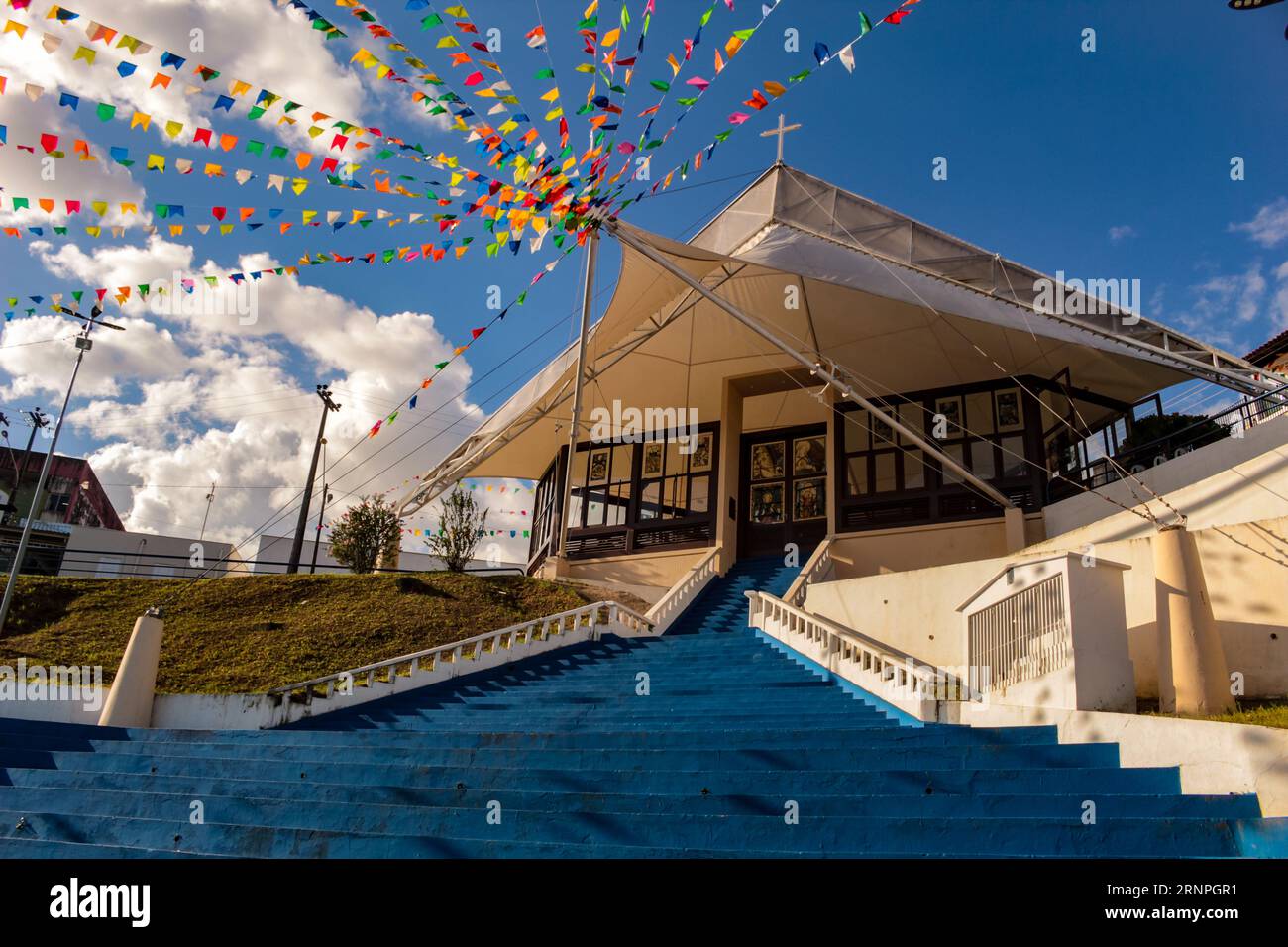 Kapelle St. peter, dekoriert mit bunten Fahnen, im Viertel Madre Deus, São Luís, Maranhão, Nordost-Brasilien, Südamerika. Stockfoto