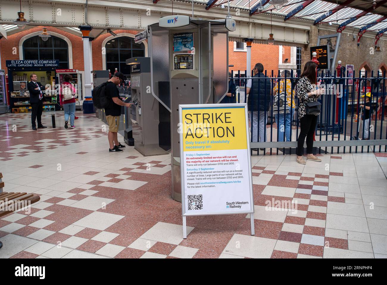 Windsor, Berkshire, Großbritannien. September 2023. Es war ein ruhiger Morgen am Bahnhof Windsor & Eton Riverside in Berkshire. RMT-Mitglieder streiken heute in einem anhaltenden bitteren Streit um die Bezahlung und die geplante Schließung der Bahnhofskassenschalter, was zu einigen Zugausfällen führt. Quelle: Maureen McLean/Alamy Live News Stockfoto